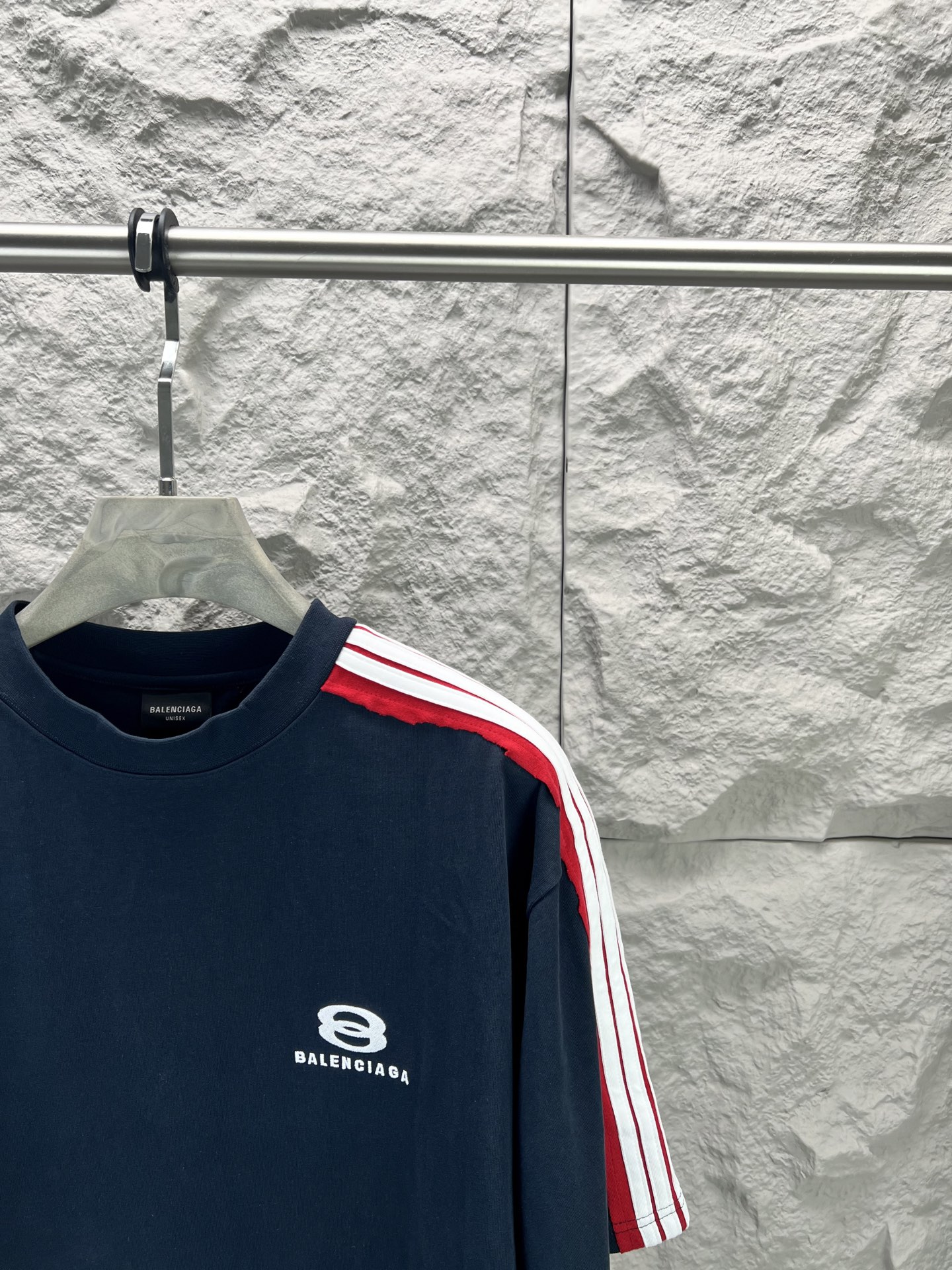 Balenciaga BALENCI*GA 肩杠刺绣logo短袖 定织定染 同规格面料小缸定染的面料和 罗纹280克重 重点难度工艺是通肩五坑条织带拼接 前后片拷边后再做一体袖子 用料全部开发订染 连织带边缘罗纹同样做到没有色差整体走线平直细腻 面料舒适柔软 颜色一致无色差 能与同款搭配营造 造型 驾驭各种场合 定制辅料 三标齐全