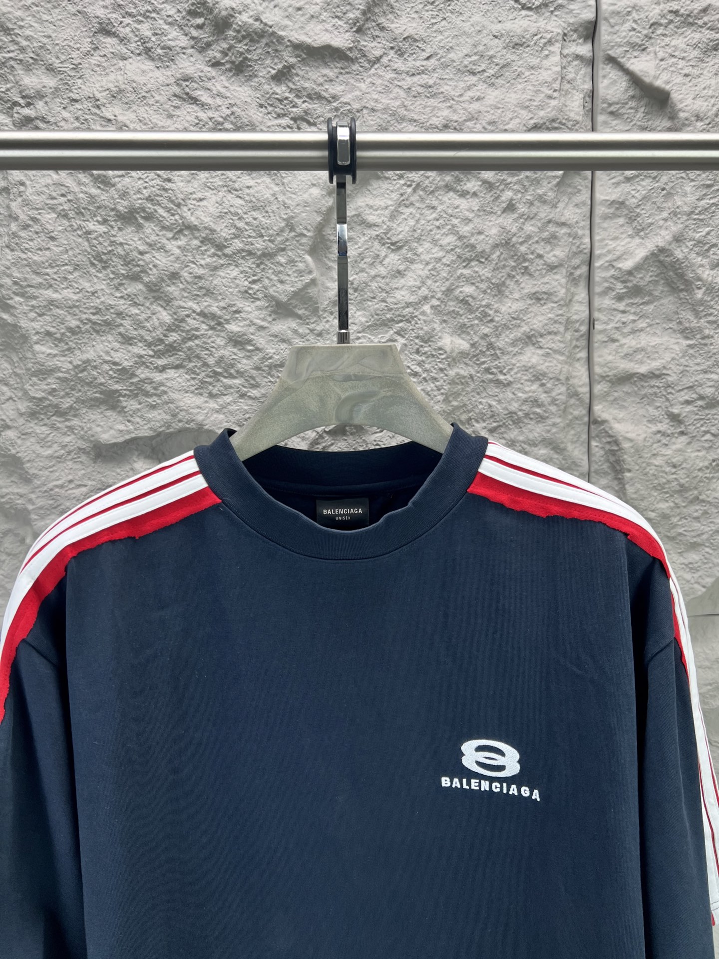 Balenciaga BALENCI*GA 肩杠刺绣logo短袖 定织定染 同规格面料小缸定染的面料和 罗纹280克重 重点难度工艺是通肩五坑条织带拼接 前后片拷边后再做一体袖子 用料全部开发订染 连织带边缘罗纹同样做到没有色差整体走线平直细腻 面料舒适柔软 颜色一致无色差 能与同款搭配营造 造型 驾驭各种场合 定制辅料 三标齐全