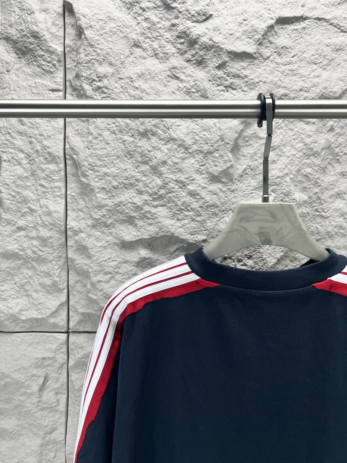 Balenciaga BALENCI*GA 肩杠刺绣logo短袖 定织定染 同规格面料小缸定染的面料和 罗纹280克重 重点难度工艺是通肩五坑条织带拼接 前后片拷边后再做一体袖子 用料全部开发订染 连织带边缘罗纹同样做到没有色差整体走线平直细腻 面料舒适柔软 颜色一致无色差 能与同款搭配营造 造型 驾驭各种场合 定制辅料 三标齐全