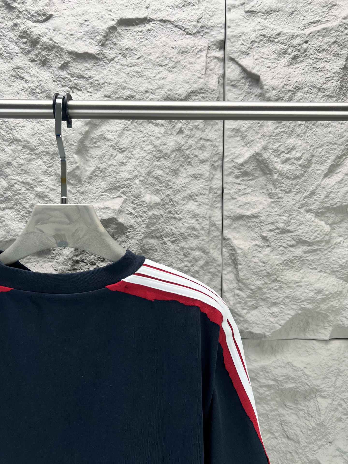 Balenciaga BALENCI*GA 肩杠刺绣logo短袖 定织定染 同规格面料小缸定染的面料和 罗纹280克重 重点难度工艺是通肩五坑条织带拼接 前后片拷边后再做一体袖子 用料全部开发订染 连织带边缘罗纹同样做到没有色差整体走线平直细腻 面料舒适柔软 颜色一致无色差 能与同款搭配营造 造型 驾驭各种场合 定制辅料 三标齐全