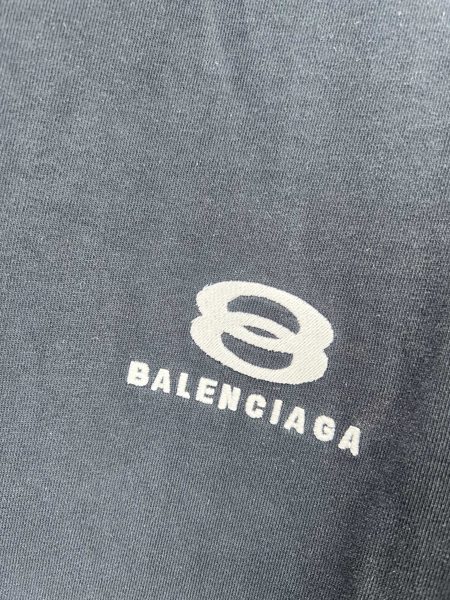 Balenciaga BALENCI*GA 肩杠刺绣logo短袖 定织定染 同规格面料小缸定染的面料和 罗纹280克重 重点难度工艺是通肩五坑条织带拼接 前后片拷边后再做一体袖子 用料全部开发订染 连织带边缘罗纹同样做到没有色差整体走线平直细腻 面料舒适柔软 颜色一致无色差 能与同款搭配营造 造型 驾驭各种场合 定制辅料 三标齐全