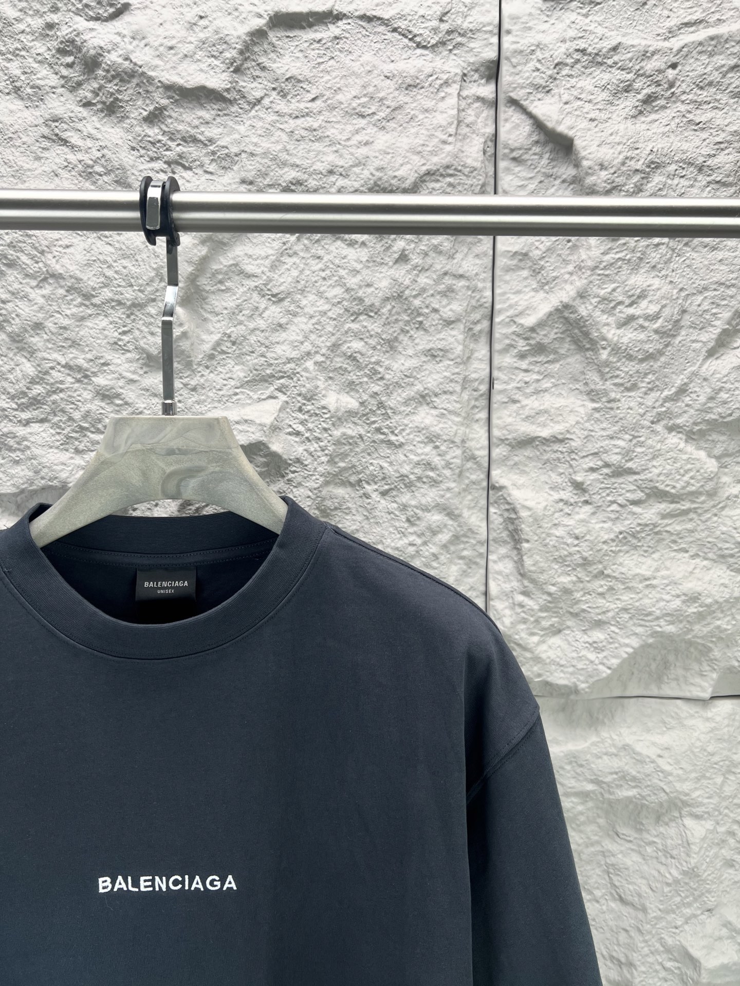Vetements 胸前字母狮标徽章短袖280克精棉平纹面料 双纱拉架罗纹 平纹纯棉面料是一种高质量的棉纺织品 具有紧密的纺纱技术和高支数 这种面料具有柔软 舒适 透气和吸湿性好等特点 同时其纺织工艺要求也较高 纯棉质织物组织结构为平纹 面料的织物表面平整细腻 质地紧密 具有良好的吸湿透气性和舒适性 能够保持干爽舒适 由于其紧密的纺纱工艺 徽标刺绣章仔点缀 徽标采用进口定做绣线具有光泽感的丝光绣线进行定染 精细的细节处理 造就了立体微浮雕的刺绣效果 哑光挨针刺绣工艺是一种刺绣技术 颜色一致无色差 能与同款搭配营造 造型 驾驭各种场合 定制辅料 三标齐全