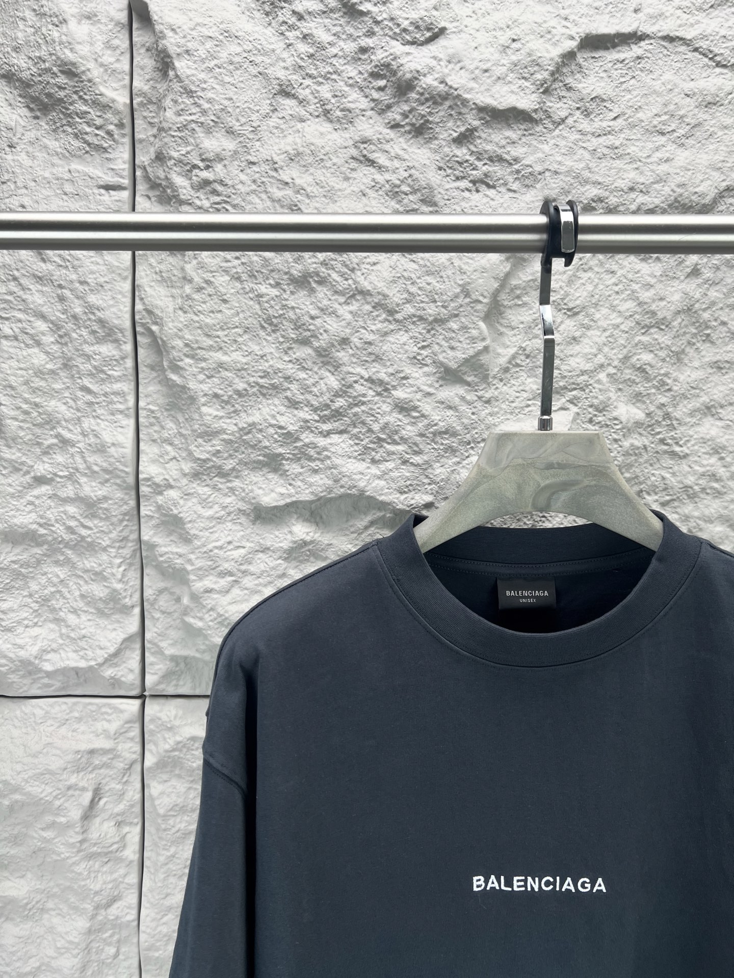 Vetements 胸前字母狮标徽章短袖280克精棉平纹面料 双纱拉架罗纹 平纹纯棉面料是一种高质量的棉纺织品 具有紧密的纺纱技术和高支数 这种面料具有柔软 舒适 透气和吸湿性好等特点 同时其纺织工艺要求也较高 纯棉质织物组织结构为平纹 面料的织物表面平整细腻 质地紧密 具有良好的吸湿透气性和舒适性 能够保持干爽舒适 由于其紧密的纺纱工艺 徽标刺绣章仔点缀 徽标采用进口定做绣线具有光泽感的丝光绣线进行定染 精细的细节处理 造就了立体微浮雕的刺绣效果 哑光挨针刺绣工艺是一种刺绣技术 颜色一致无色差 能与同款搭配营造 造型 驾驭各种场合 定制辅料 三标齐全