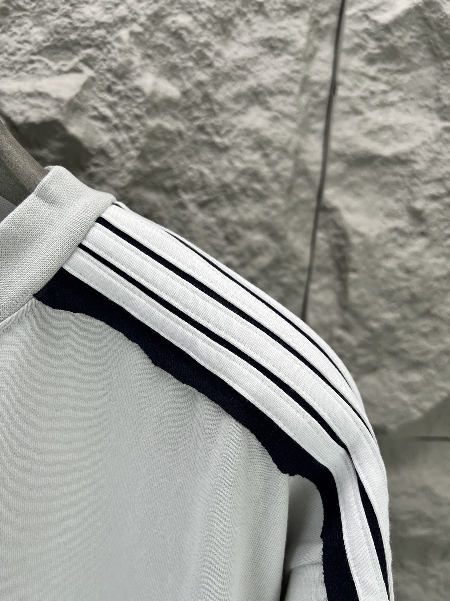 Balenciaga BALENCI*GA 肩杠刺绣logo短袖 定织定染 同规格面料小缸定染的面料和 罗纹280克重 重点难度工艺是通肩五坑条织带拼接 前后片拷边后再做一体袖子 用料全部开发订染 连织带边缘罗纹同样做到没有色差整体走线平直细腻 面料舒适柔软 颜色一致无色差 能与同款搭配营造 造型 驾驭各种场合 定制辅料 三标齐全