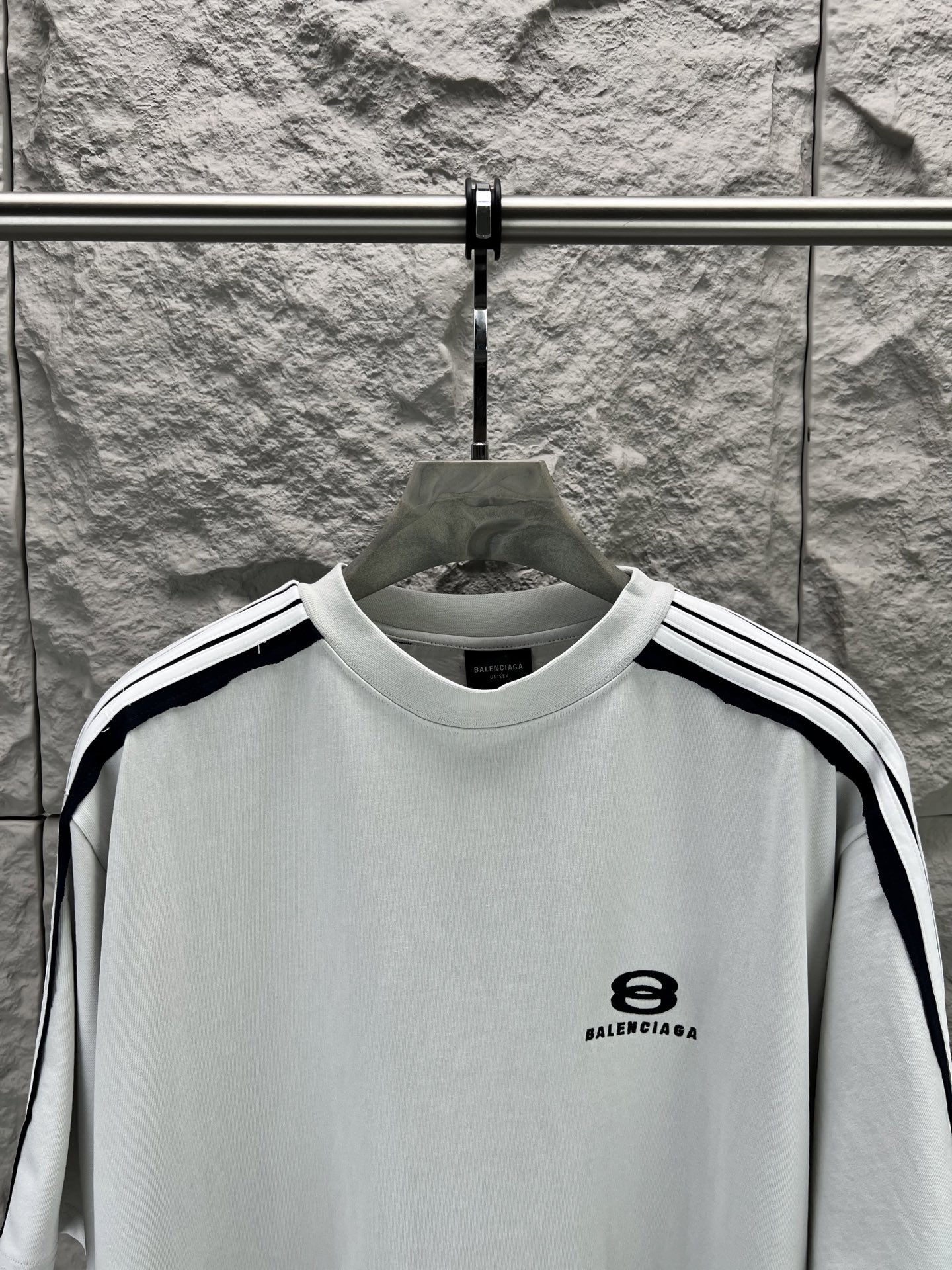 Balenciaga BALENCI*GA 肩杠刺绣logo短袖 定织定染 同规格面料小缸定染的面料和 罗纹280克重 重点难度工艺是通肩五坑条织带拼接 前后片拷边后再做一体袖子 用料全部开发订染 连织带边缘罗纹同样做到没有色差整体走线平直细腻 面料舒适柔软 颜色一致无色差 能与同款搭配营造 造型 驾驭各种场合 定制辅料 三标齐全
