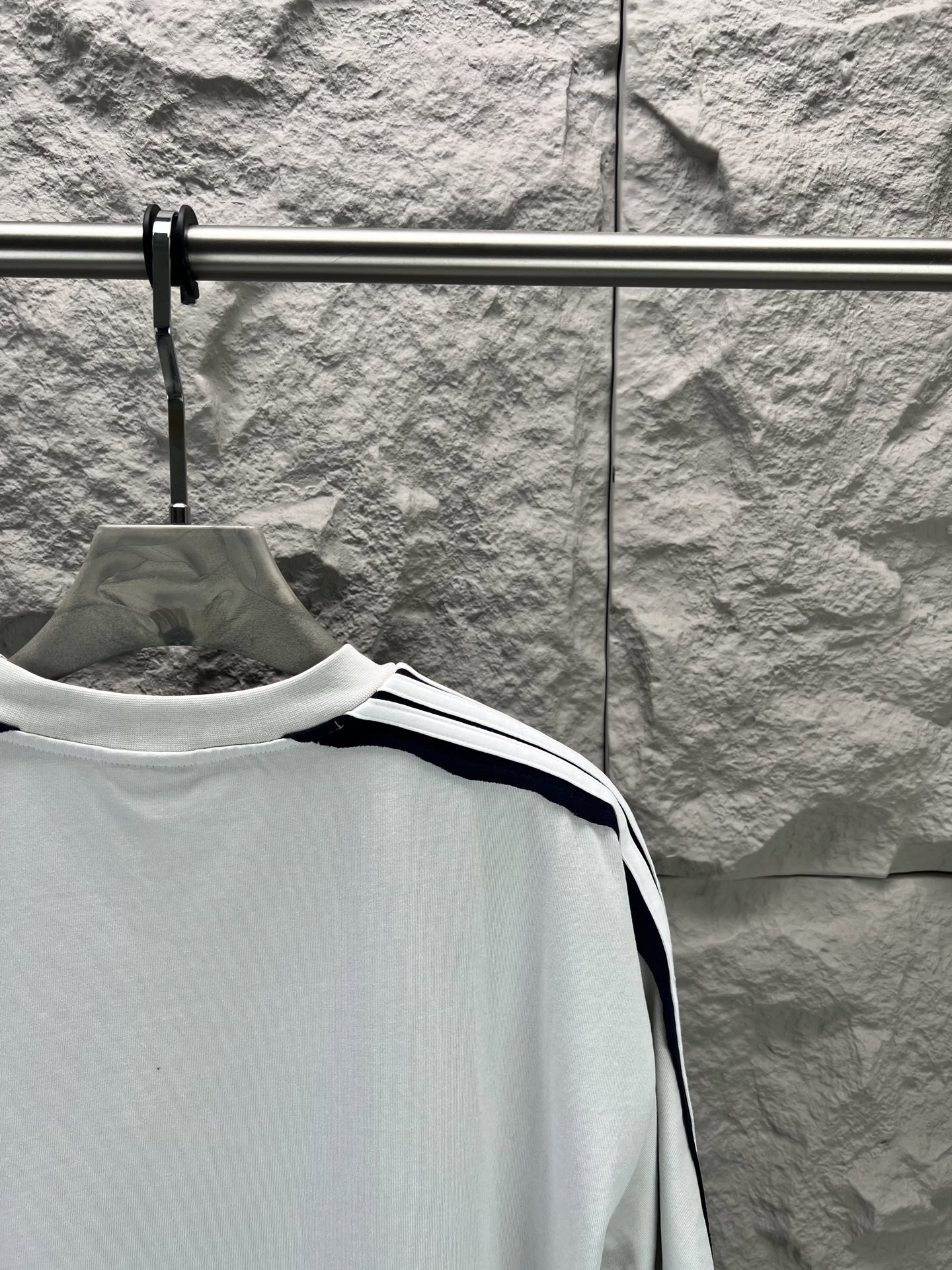 Balenciaga BALENCI*GA 肩杠刺绣logo短袖 定织定染 同规格面料小缸定染的面料和 罗纹280克重 重点难度工艺是通肩五坑条织带拼接 前后片拷边后再做一体袖子 用料全部开发订染 连织带边缘罗纹同样做到没有色差整体走线平直细腻 面料舒适柔软 颜色一致无色差 能与同款搭配营造 造型 驾驭各种场合 定制辅料 三标齐全