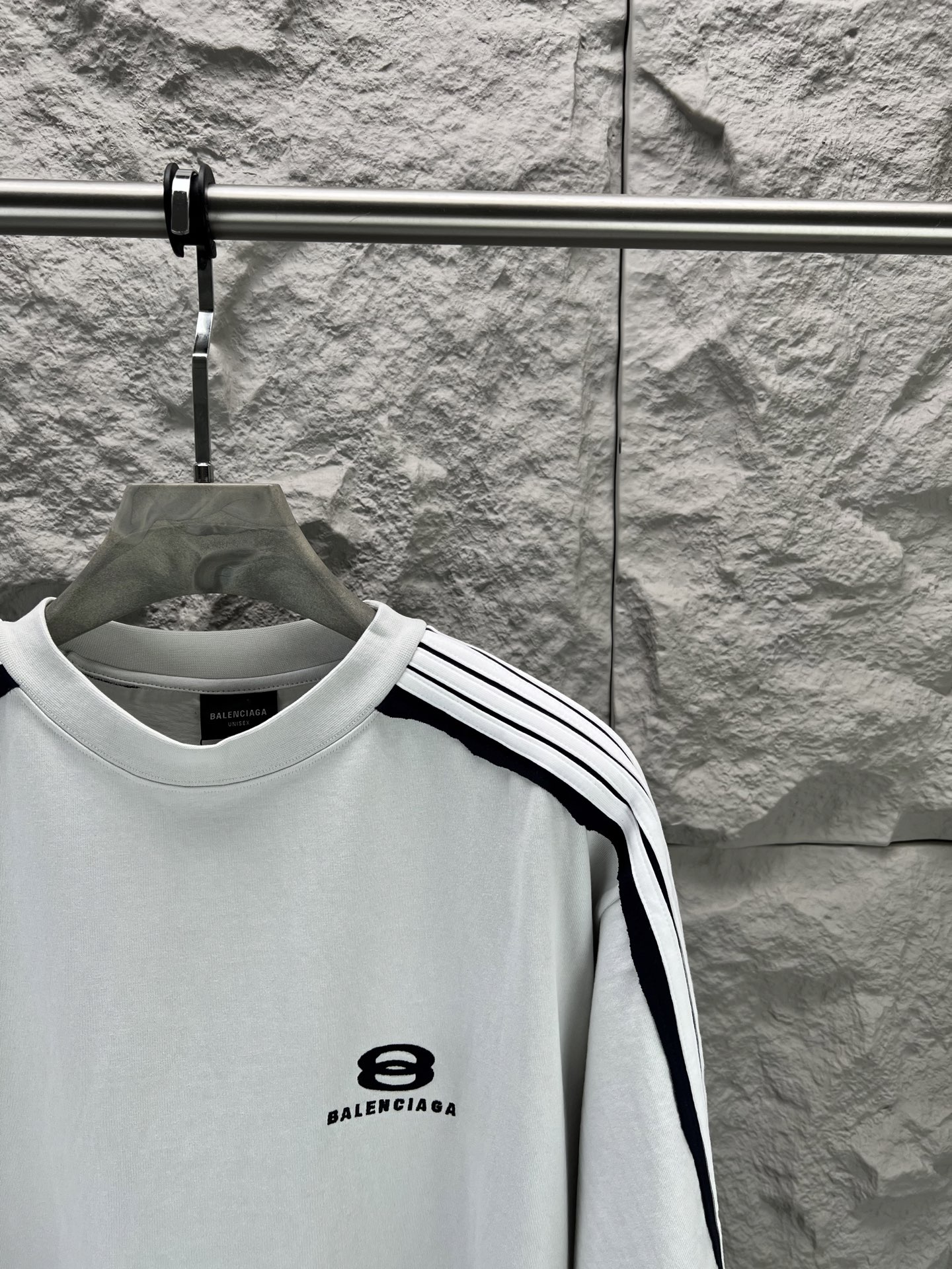 Balenciaga BALENCI*GA 肩杠刺绣logo短袖 定织定染 同规格面料小缸定染的面料和 罗纹280克重 重点难度工艺是通肩五坑条织带拼接 前后片拷边后再做一体袖子 用料全部开发订染 连织带边缘罗纹同样做到没有色差整体走线平直细腻 面料舒适柔软 颜色一致无色差 能与同款搭配营造 造型 驾驭各种场合 定制辅料 三标齐全