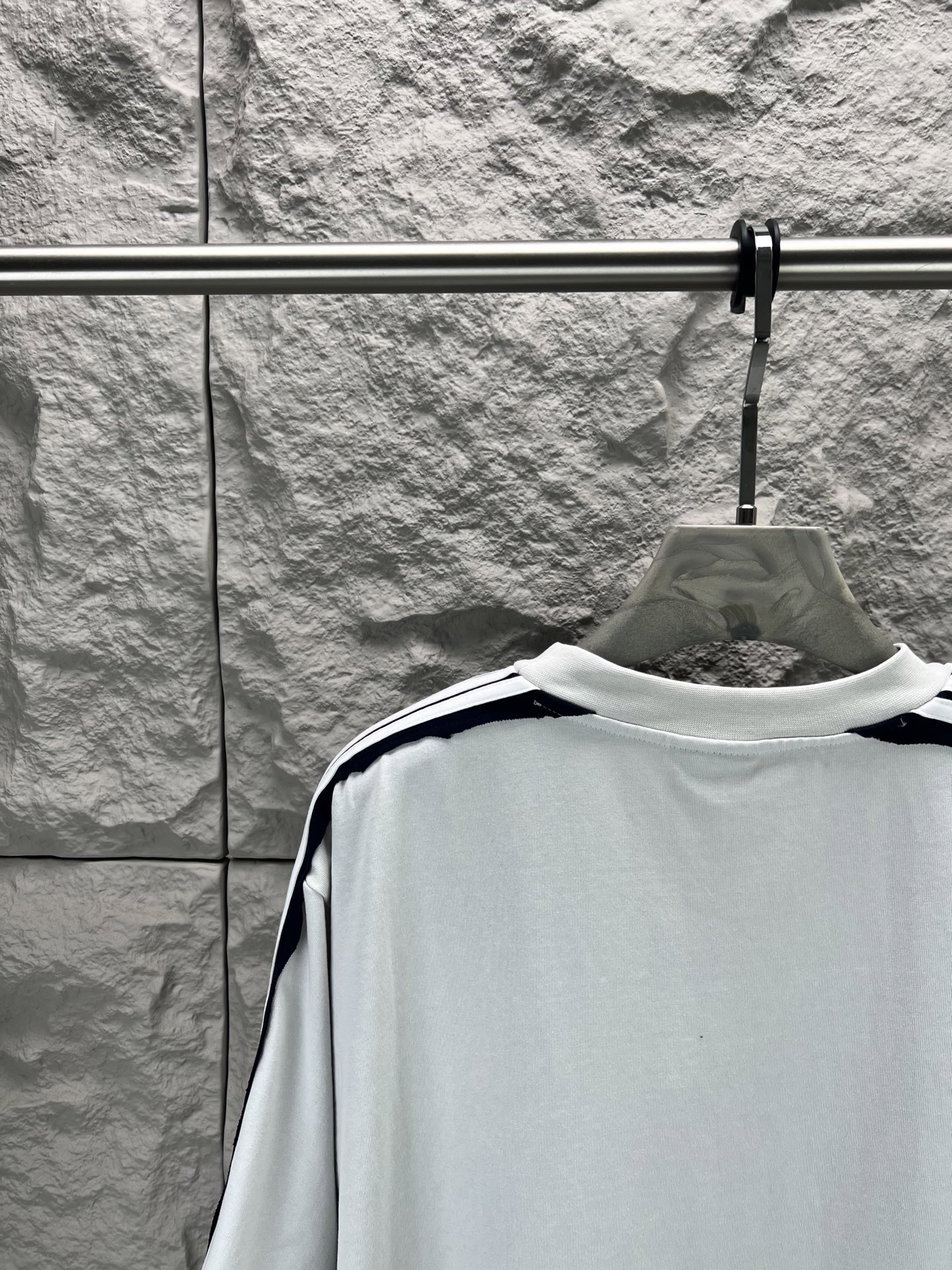 Balenciaga BALENCI*GA 肩杠刺绣logo短袖 定织定染 同规格面料小缸定染的面料和 罗纹280克重 重点难度工艺是通肩五坑条织带拼接 前后片拷边后再做一体袖子 用料全部开发订染 连织带边缘罗纹同样做到没有色差整体走线平直细腻 面料舒适柔软 颜色一致无色差 能与同款搭配营造 造型 驾驭各种场合 定制辅料 三标齐全