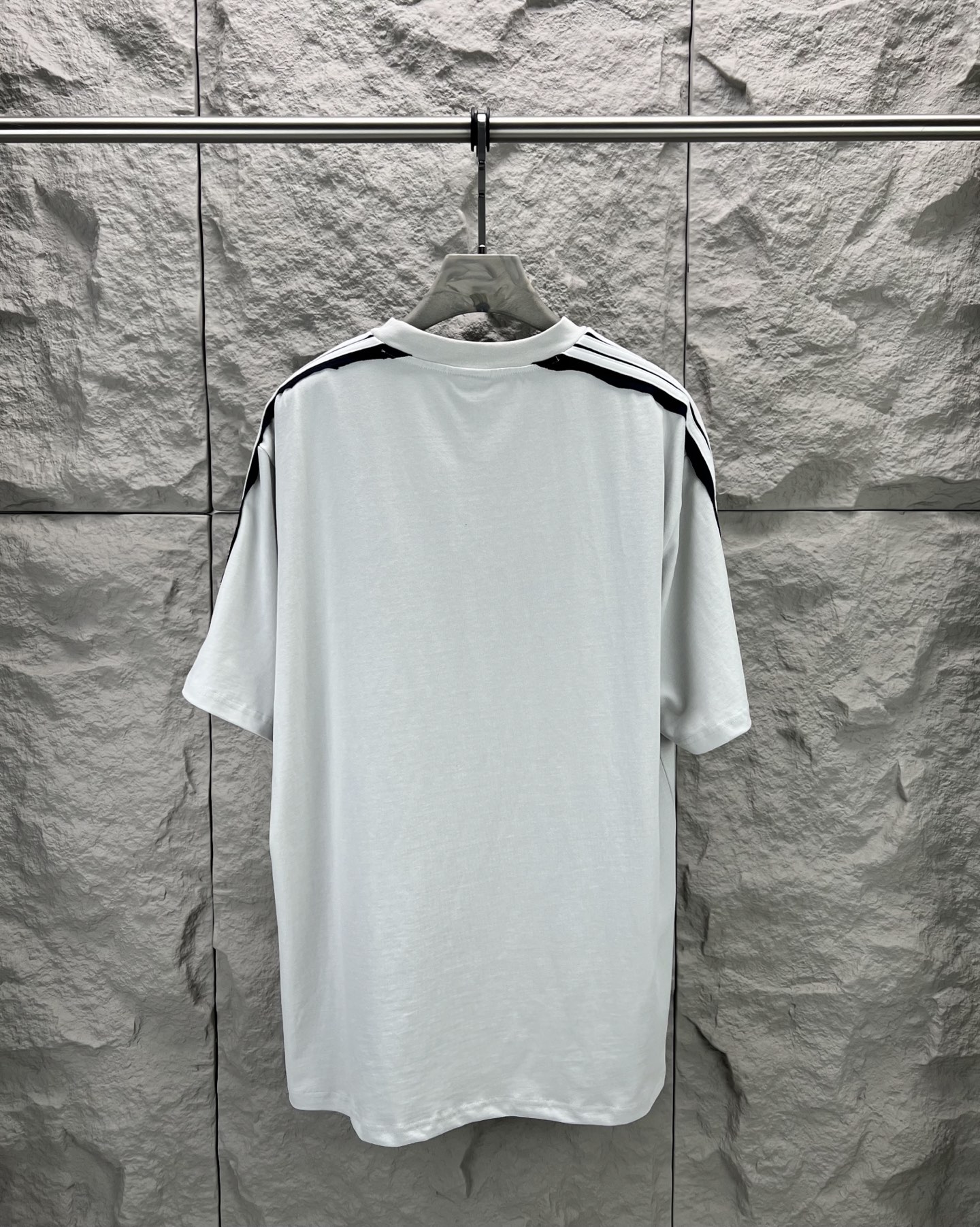 Balenciaga BALENCI*GA 肩杠刺绣logo短袖 定织定染 同规格面料小缸定染的面料和 罗纹280克重 重点难度工艺是通肩五坑条织带拼接 前后片拷边后再做一体袖子 用料全部开发订染 连织带边缘罗纹同样做到没有色差整体走线平直细腻 面料舒适柔软 颜色一致无色差 能与同款搭配营造 造型 驾驭各种场合 定制辅料 三标齐全