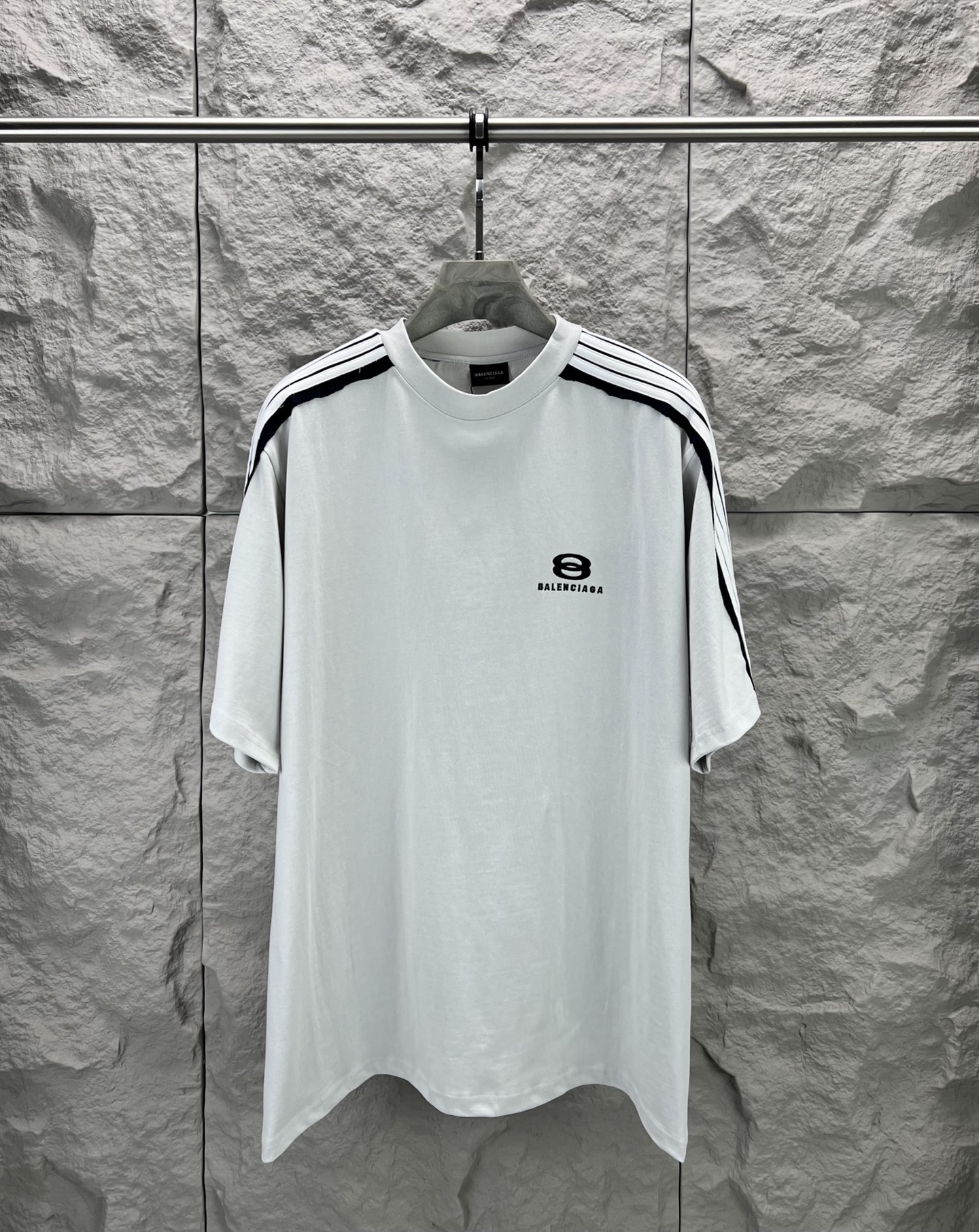 Balenciaga BALENCI*GA 肩杠刺绣logo短袖 定织定染 同规格面料小缸定染的面料和 罗纹280克重 重点难度工艺是通肩五坑条织带拼接 前后片拷边后再做一体袖子 用料全部开发订染 连织带边缘罗纹同样做到没有色差整体走线平直细腻 面料舒适柔软 颜色一致无色差 能与同款搭配营造 造型 驾驭各种场合 定制辅料 三标齐全