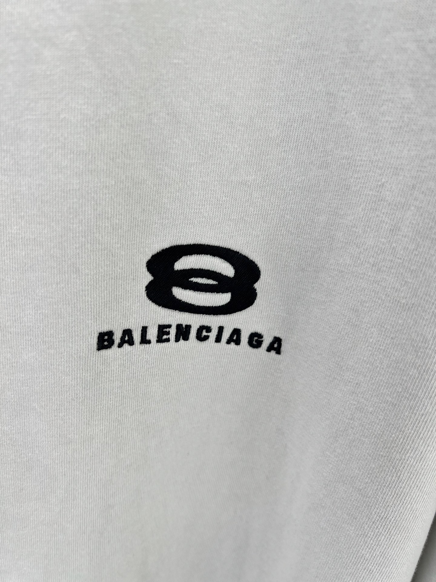 Balenciaga BALENCI*GA 肩杠刺绣logo短袖 定织定染 同规格面料小缸定染的面料和 罗纹280克重 重点难度工艺是通肩五坑条织带拼接 前后片拷边后再做一体袖子 用料全部开发订染 连织带边缘罗纹同样做到没有色差整体走线平直细腻 面料舒适柔软 颜色一致无色差 能与同款搭配营造 造型 驾驭各种场合 定制辅料 三标齐全