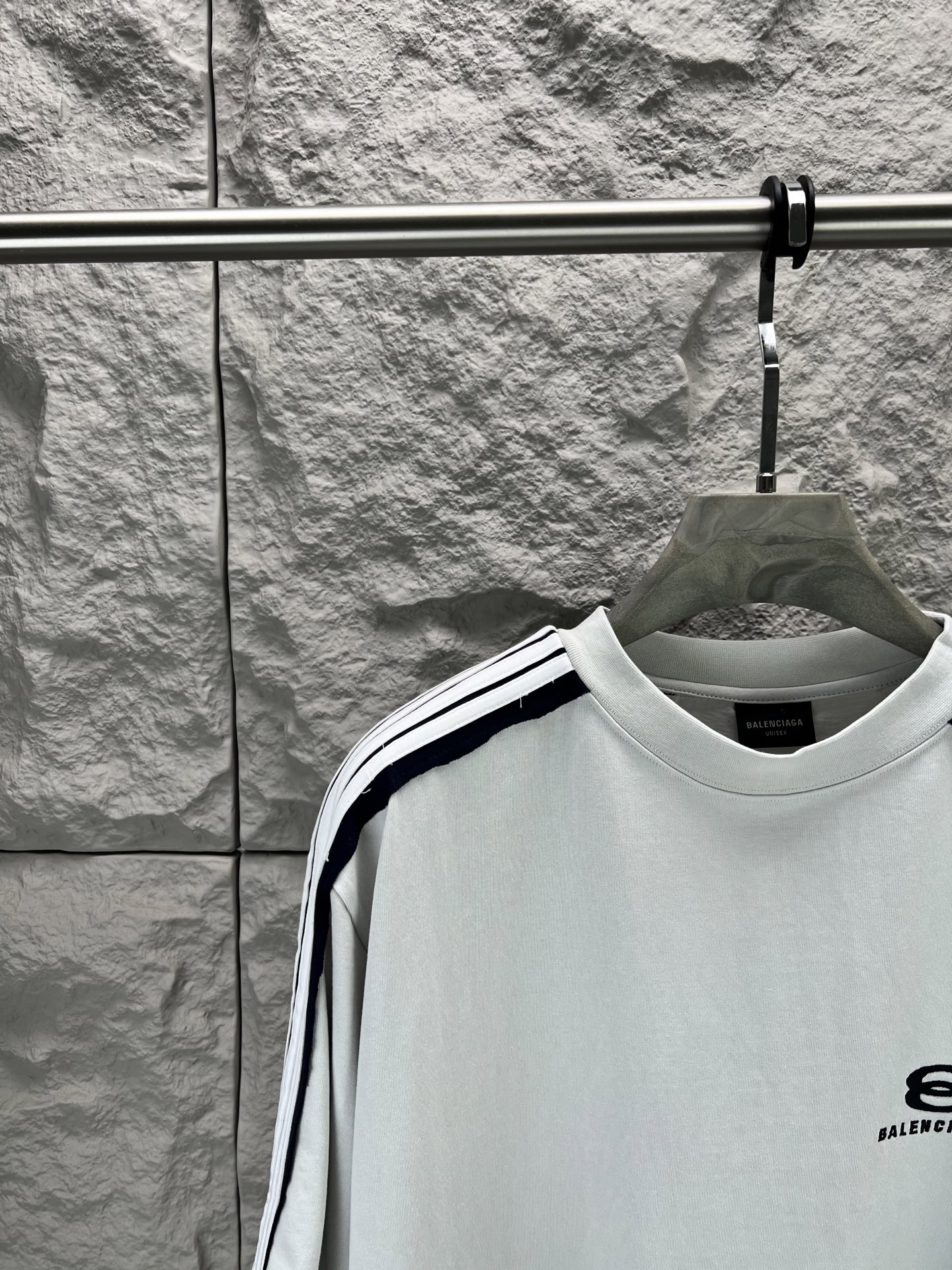 Balenciaga BALENCI*GA 肩杠刺绣logo短袖 定织定染 同规格面料小缸定染的面料和 罗纹280克重 重点难度工艺是通肩五坑条织带拼接 前后片拷边后再做一体袖子 用料全部开发订染 连织带边缘罗纹同样做到没有色差整体走线平直细腻 面料舒适柔软 颜色一致无色差 能与同款搭配营造 造型 驾驭各种场合 定制辅料 三标齐全