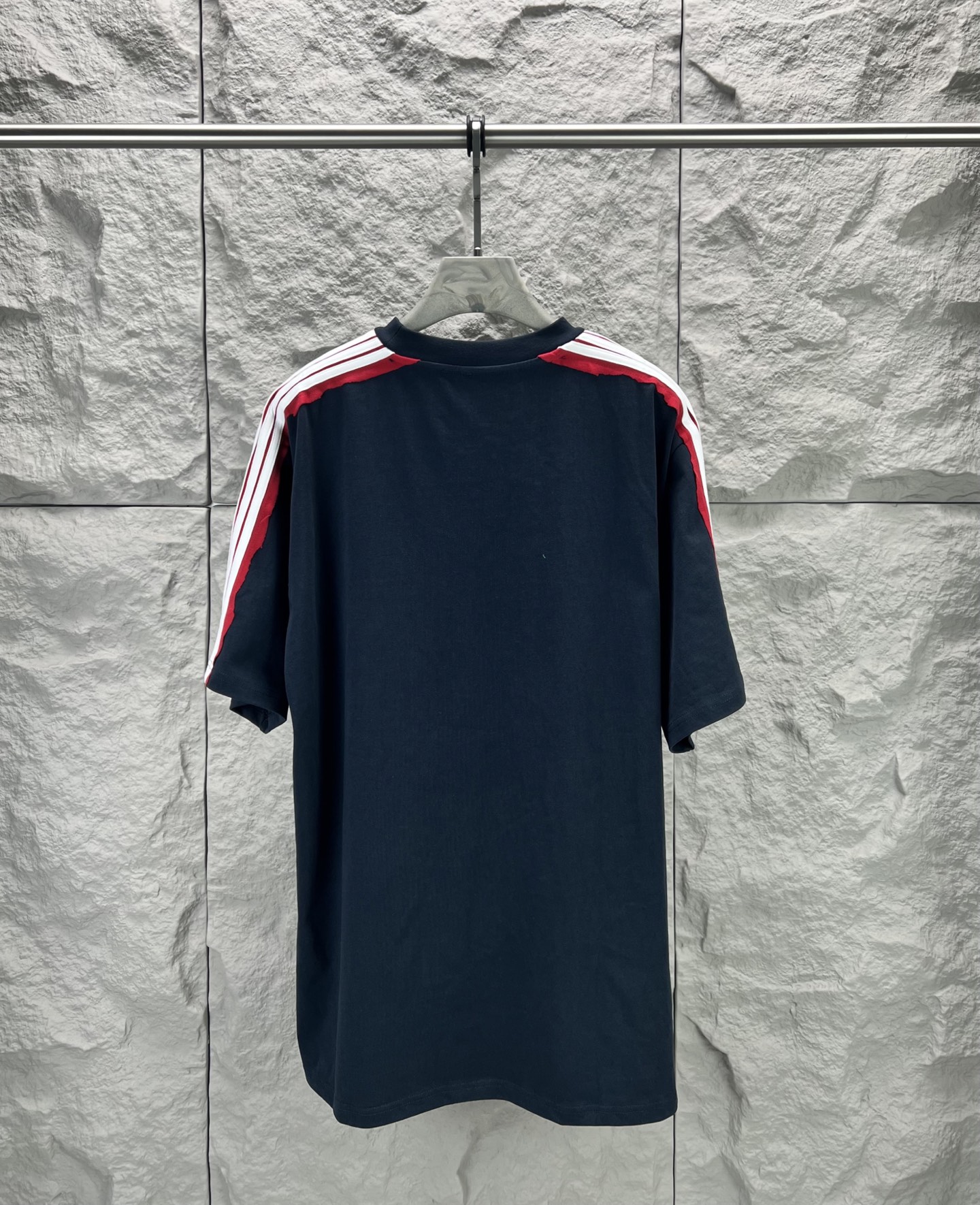 Balenciaga BALENCI*GA 肩杠刺绣logo短袖 定织定染 同规格面料小缸定染的面料和 罗纹280克重 重点难度工艺是通肩五坑条织带拼接 前后片拷边后再做一体袖子 用料全部开发订染 连织带边缘罗纹同样做到没有色差整体走线平直细腻 面料舒适柔软 颜色一致无色差 能与同款搭配营造 造型 驾驭各种场合 定制辅料 三标齐全