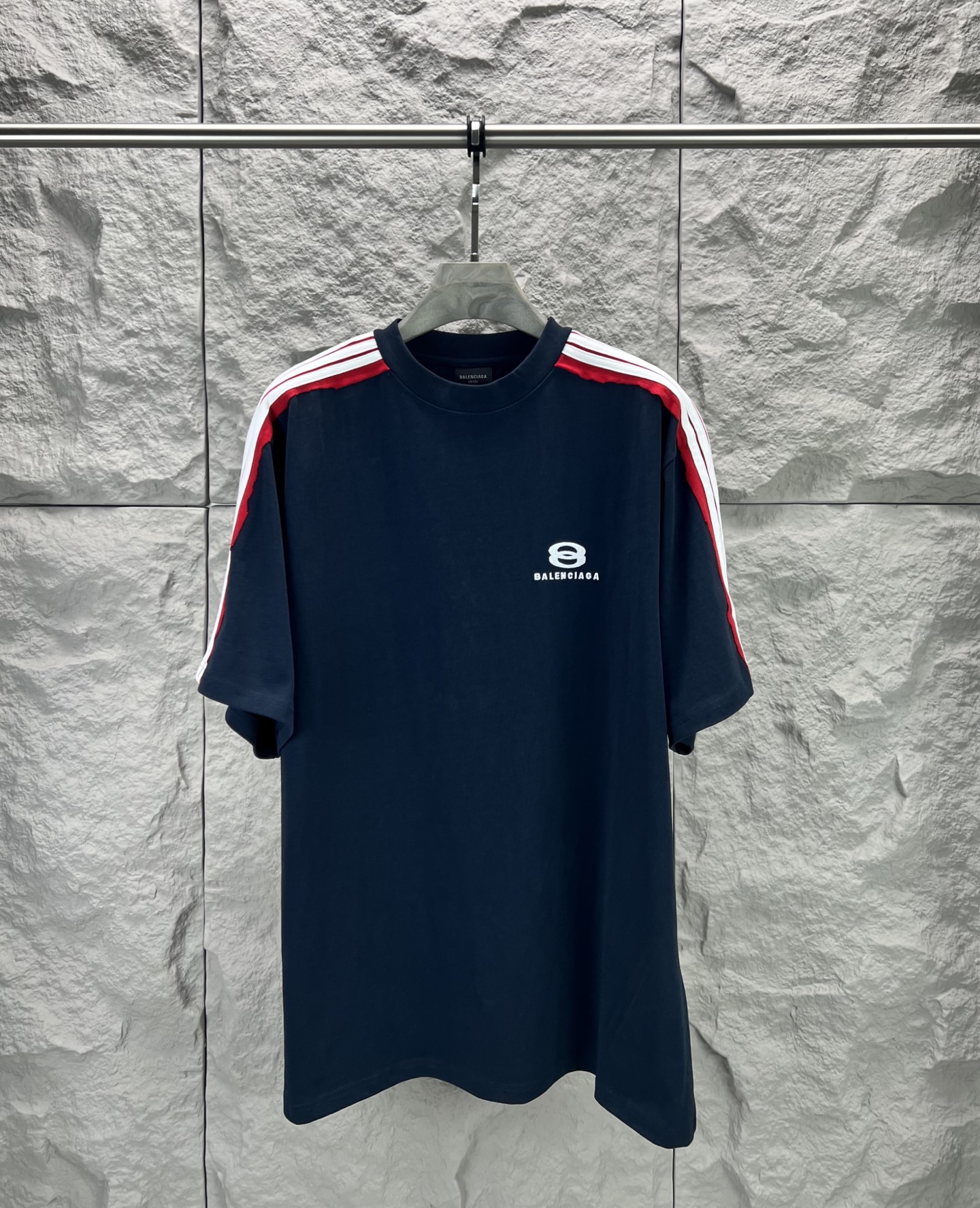 Balenciaga BALENCI*GA 肩杠刺绣logo短袖 定织定染 同规格面料小缸定染的面料和 罗纹280克重 重点难度工艺是通肩五坑条织带拼接 前后片拷边后再做一体袖子 用料全部开发订染 连织带边缘罗纹同样做到没有色差整体走线平直细腻 面料舒适柔软 颜色一致无色差 能与同款搭配营造 造型 驾驭各种场合 定制辅料 三标齐全