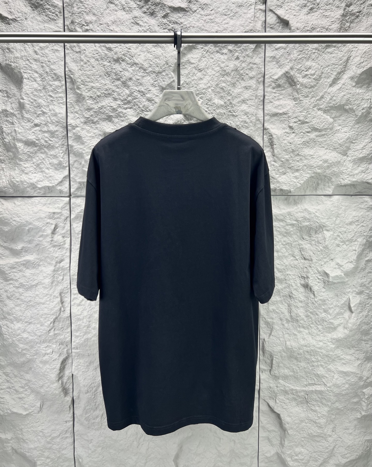 Balenciaga BALENCI*GA 城堡印花短袖 本品采用重磅精梳纯棉面料 经预缩与磨毛处理 触感柔软亲肤且挺括有型 宽松落肩版型适配多元穿搭场景 穿着无束缚感 正面印花采用多色胶印叠加植绒工艺 先以高饱和度油墨还原火焰字母与暗黑城堡轮廓 层次分明立体感强 再通过植绒工艺赋予图案细腻绒面质感 视觉与触觉双重丰富 领口采用双针罗纹包边 加固耐穿不易变形 肩线与侧缝采用高密平缝技术 车线工整平整 久洗不易开线脱线 版型数据经过精准调试 各尺码衣长 胸围 肩宽等参数匹配oversize潮流风格 兼顾舒适度与街头造型感 满足不同身形穿着需求 整体走线平直细腻 面料舒适柔软 颜色一致无色差 能与同款搭配营造 造型 驾驭各种场合 定制辅料 三标齐全