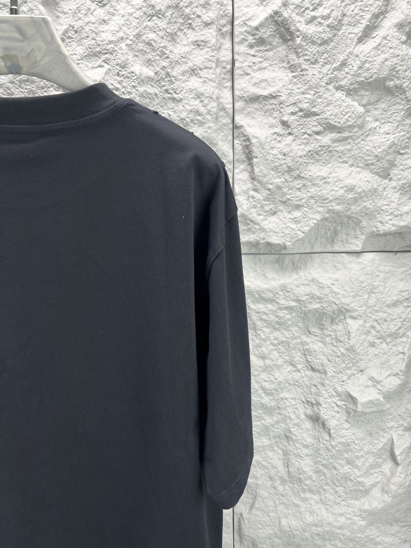 Balenciaga BALENCI*GA 城堡印花短袖 本品采用重磅精梳纯棉面料 经预缩与磨毛处理 触感柔软亲肤且挺括有型 宽松落肩版型适配多元穿搭场景 穿着无束缚感 正面印花采用多色胶印叠加植绒工艺 先以高饱和度油墨还原火焰字母与暗黑城堡轮廓 层次分明立体感强 再通过植绒工艺赋予图案细腻绒面质感 视觉与触觉双重丰富 领口采用双针罗纹包边 加固耐穿不易变形 肩线与侧缝采用高密平缝技术 车线工整平整 久洗不易开线脱线 版型数据经过精准调试 各尺码衣长 胸围 肩宽等参数匹配oversize潮流风格 兼顾舒适度与街头造型感 满足不同身形穿着需求 整体走线平直细腻 面料舒适柔软 颜色一致无色差 能与同款搭配营造 造型 驾驭各种场合 定制辅料 三标齐全