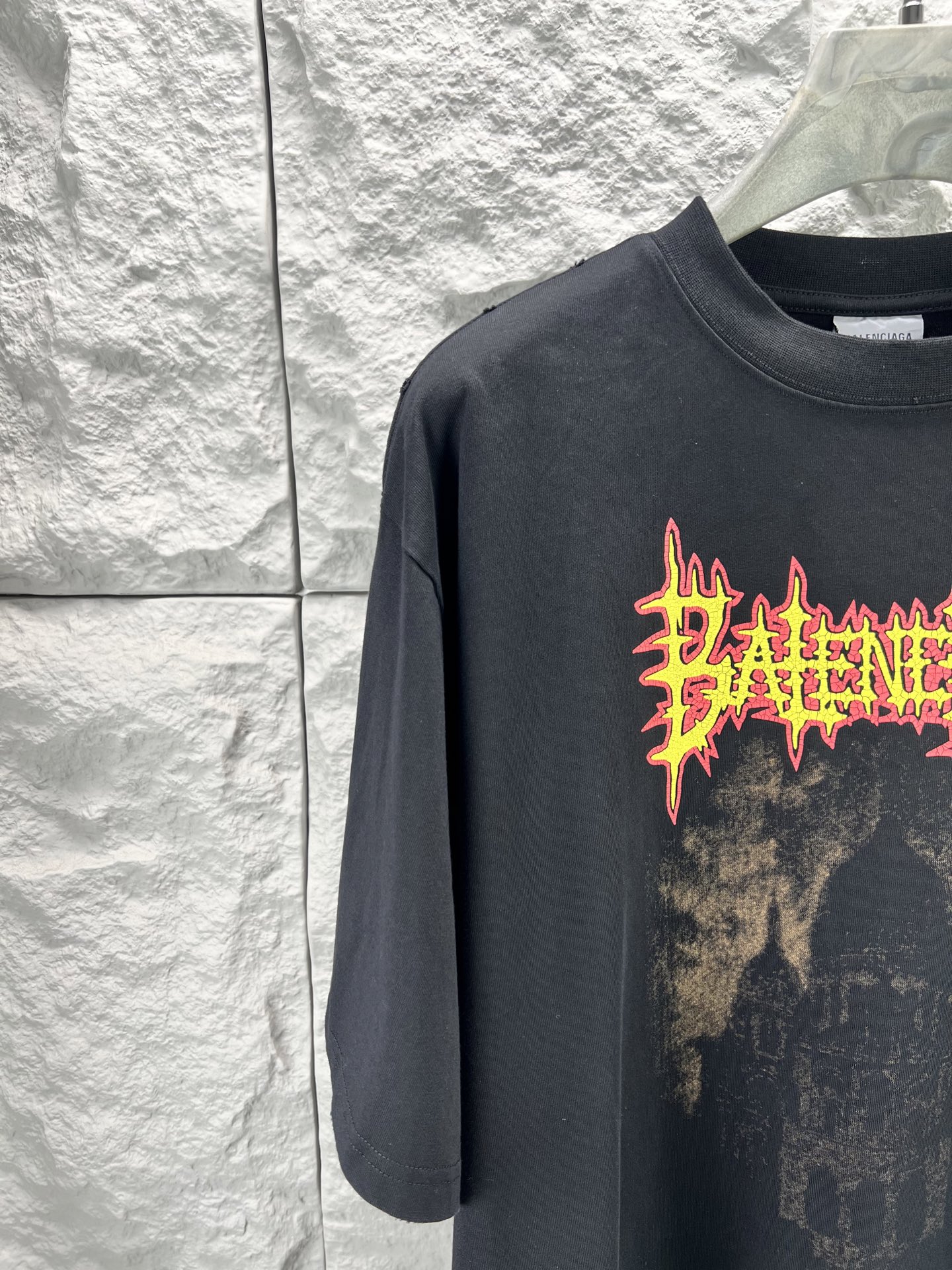 Balenciaga BALENCI*GA 城堡印花短袖 本品采用重磅精梳纯棉面料 经预缩与磨毛处理 触感柔软亲肤且挺括有型 宽松落肩版型适配多元穿搭场景 穿着无束缚感 正面印花采用多色胶印叠加植绒工艺 先以高饱和度油墨还原火焰字母与暗黑城堡轮廓 层次分明立体感强 再通过植绒工艺赋予图案细腻绒面质感 视觉与触觉双重丰富 领口采用双针罗纹包边 加固耐穿不易变形 肩线与侧缝采用高密平缝技术 车线工整平整 久洗不易开线脱线 版型数据经过精准调试 各尺码衣长 胸围 肩宽等参数匹配oversize潮流风格 兼顾舒适度与街头造型感 满足不同身形穿着需求 整体走线平直细腻 面料舒适柔软 颜色一致无色差 能与同款搭配营造 造型 驾驭各种场合 定制辅料 三标齐全