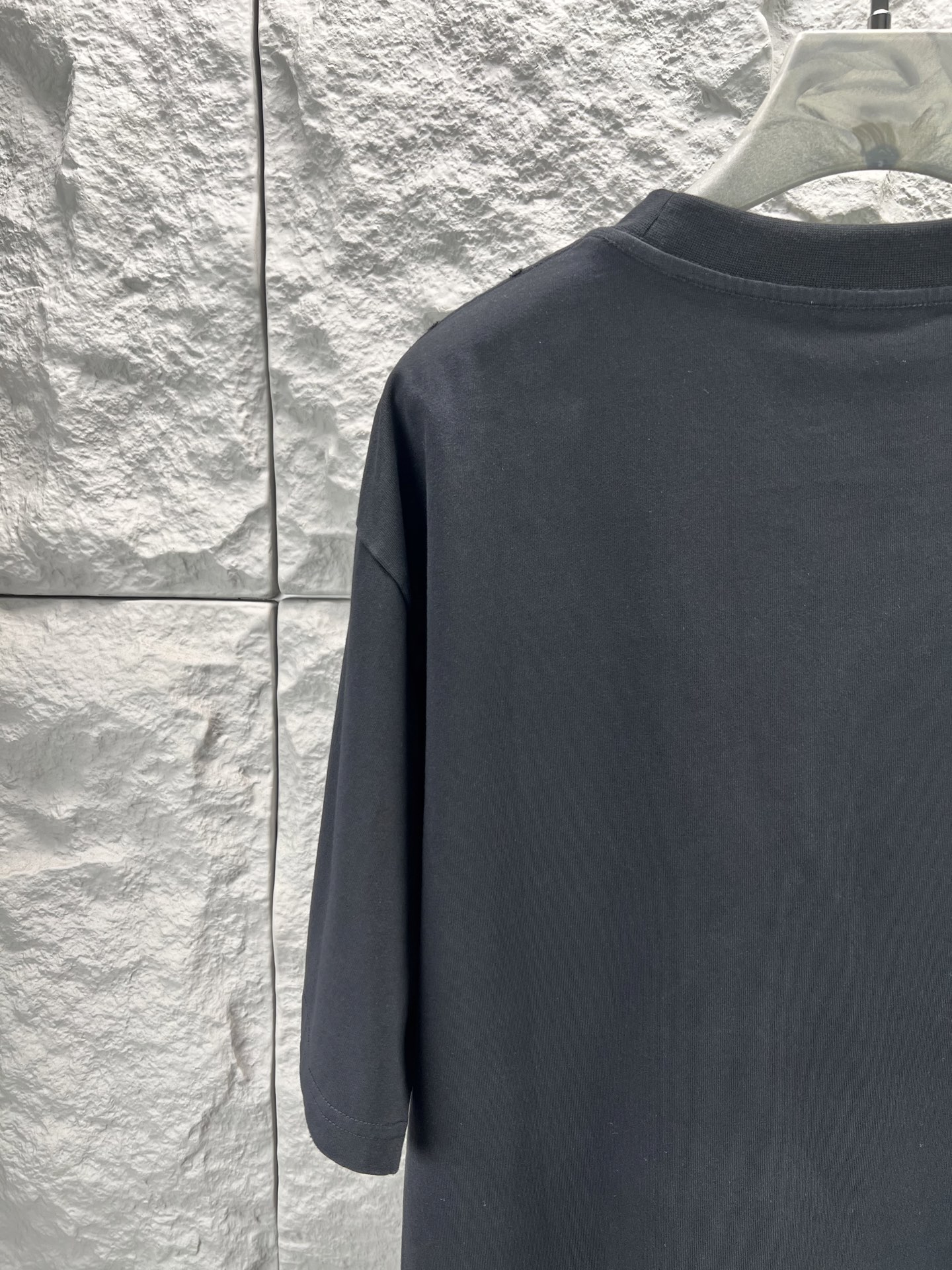 Balenciaga BALENCI*GA 城堡印花短袖 本品采用重磅精梳纯棉面料 经预缩与磨毛处理 触感柔软亲肤且挺括有型 宽松落肩版型适配多元穿搭场景 穿着无束缚感 正面印花采用多色胶印叠加植绒工艺 先以高饱和度油墨还原火焰字母与暗黑城堡轮廓 层次分明立体感强 再通过植绒工艺赋予图案细腻绒面质感 视觉与触觉双重丰富 领口采用双针罗纹包边 加固耐穿不易变形 肩线与侧缝采用高密平缝技术 车线工整平整 久洗不易开线脱线 版型数据经过精准调试 各尺码衣长 胸围 肩宽等参数匹配oversize潮流风格 兼顾舒适度与街头造型感 满足不同身形穿着需求 整体走线平直细腻 面料舒适柔软 颜色一致无色差 能与同款搭配营造 造型 驾驭各种场合 定制辅料 三标齐全