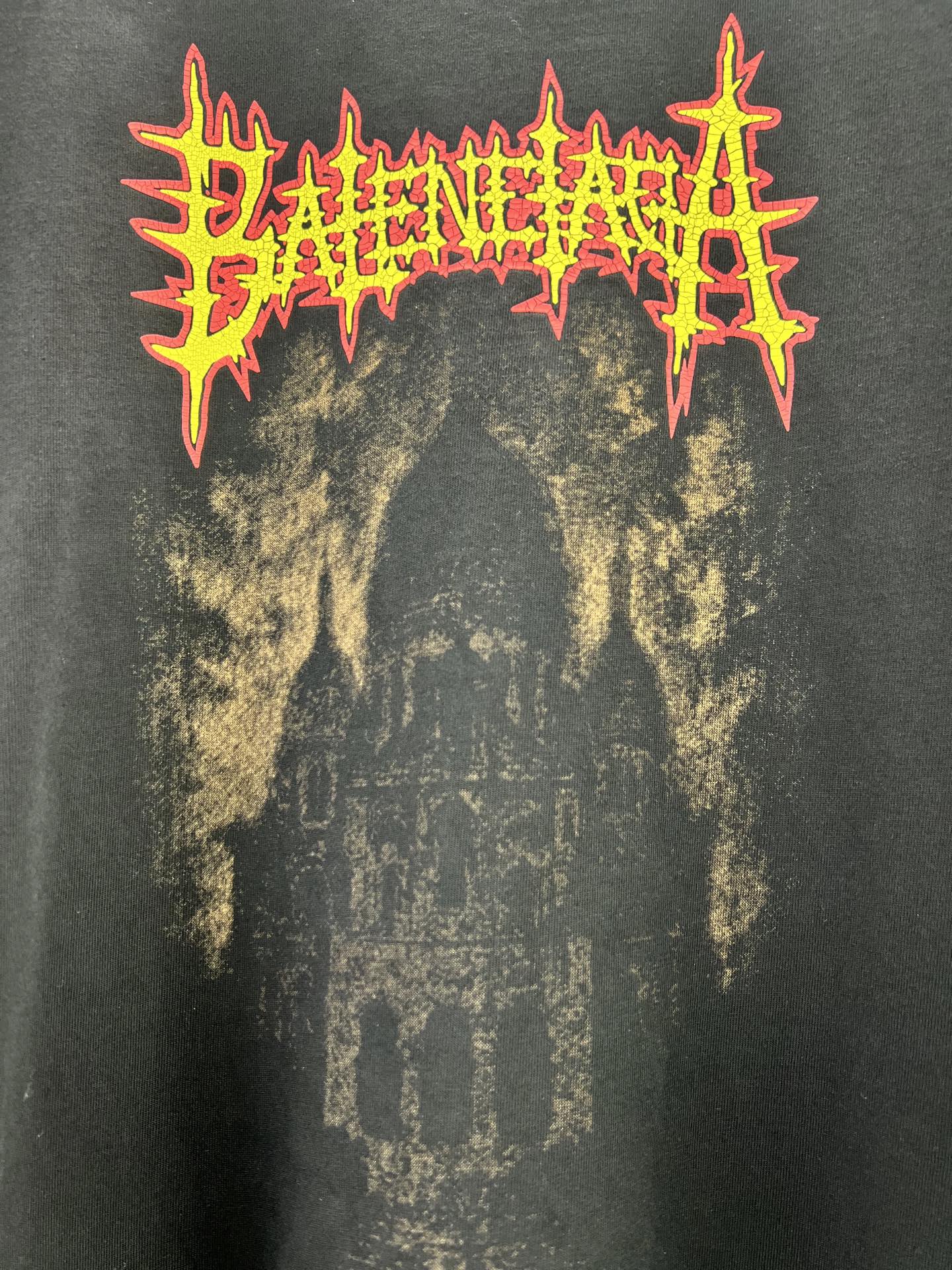 Balenciaga BALENCI*GA 城堡印花短袖 本品采用重磅精梳纯棉面料 经预缩与磨毛处理 触感柔软亲肤且挺括有型 宽松落肩版型适配多元穿搭场景 穿着无束缚感 正面印花采用多色胶印叠加植绒工艺 先以高饱和度油墨还原火焰字母与暗黑城堡轮廓 层次分明立体感强 再通过植绒工艺赋予图案细腻绒面质感 视觉与触觉双重丰富 领口采用双针罗纹包边 加固耐穿不易变形 肩线与侧缝采用高密平缝技术 车线工整平整 久洗不易开线脱线 版型数据经过精准调试 各尺码衣长 胸围 肩宽等参数匹配oversize潮流风格 兼顾舒适度与街头造型感 满足不同身形穿着需求 整体走线平直细腻 面料舒适柔软 颜色一致无色差 能与同款搭配营造 造型 驾驭各种场合 定制辅料 三标齐全