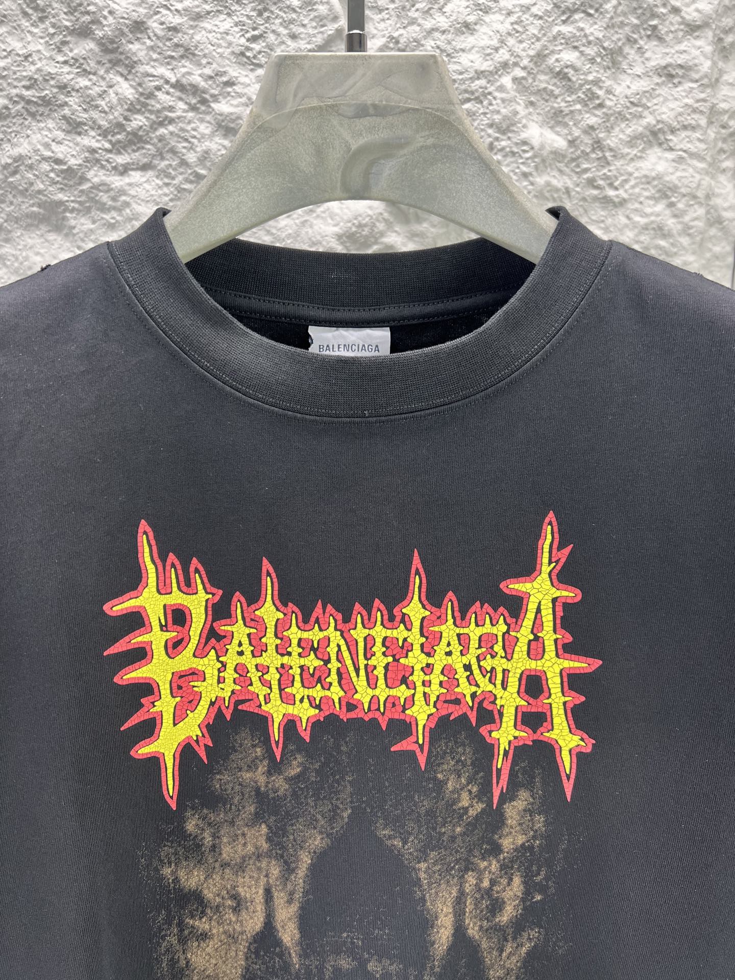 Balenciaga BALENCI*GA 城堡印花短袖 本品采用重磅精梳纯棉面料 经预缩与磨毛处理 触感柔软亲肤且挺括有型 宽松落肩版型适配多元穿搭场景 穿着无束缚感 正面印花采用多色胶印叠加植绒工艺 先以高饱和度油墨还原火焰字母与暗黑城堡轮廓 层次分明立体感强 再通过植绒工艺赋予图案细腻绒面质感 视觉与触觉双重丰富 领口采用双针罗纹包边 加固耐穿不易变形 肩线与侧缝采用高密平缝技术 车线工整平整 久洗不易开线脱线 版型数据经过精准调试 各尺码衣长 胸围 肩宽等参数匹配oversize潮流风格 兼顾舒适度与街头造型感 满足不同身形穿着需求 整体走线平直细腻 面料舒适柔软 颜色一致无色差 能与同款搭配营造 造型 驾驭各种场合 定制辅料 三标齐全
