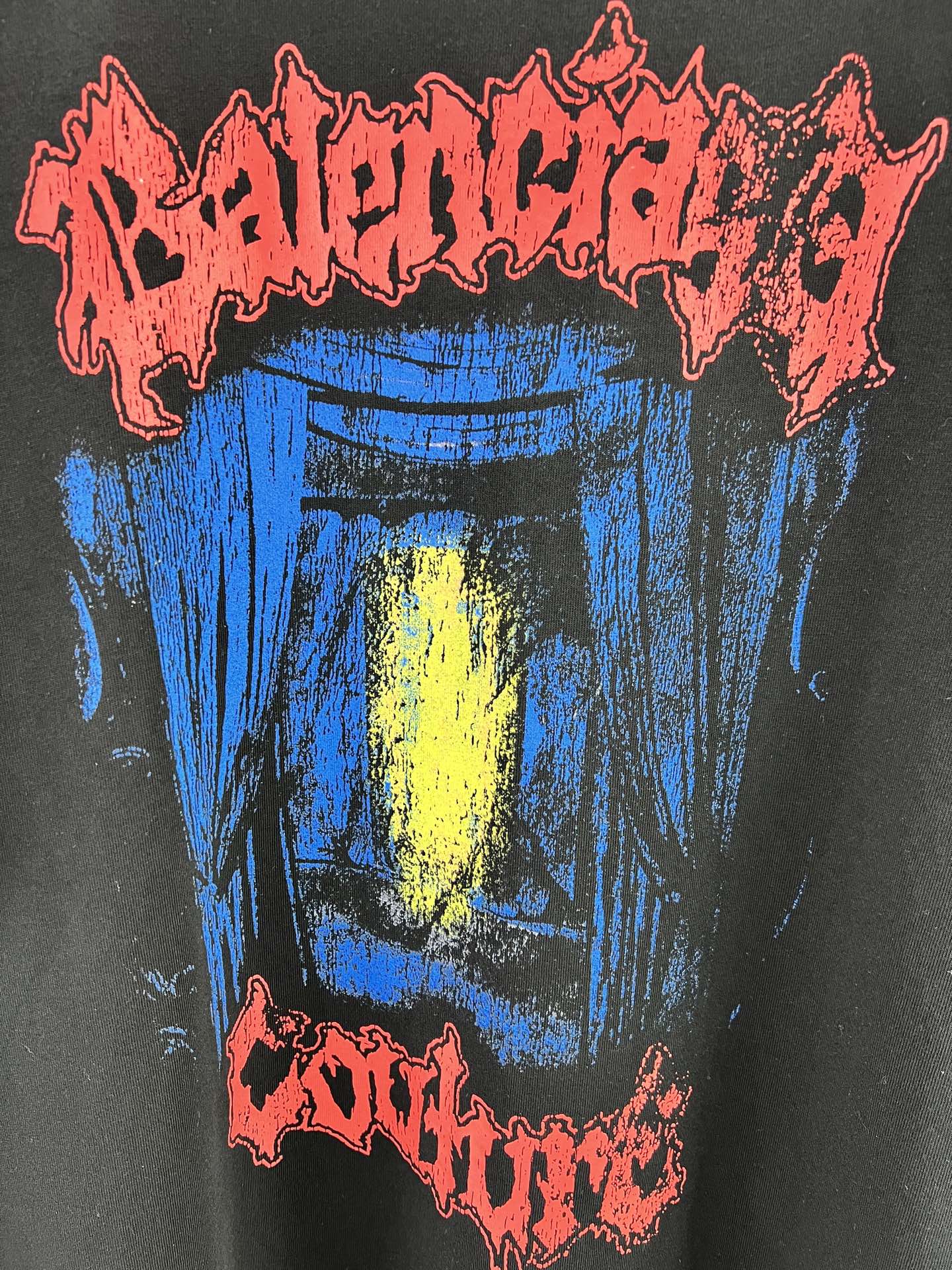Balenciaga BALENCI*GA salon de couture艺术作品印花短袖本品采用重磅纯棉平纹面料 经预缩水处理后手感厚实挺括 亲肤透气且不易变形 适配日常高频穿着 印花部分采用直喷+胶印叠印工艺先以数码直喷精准还原蓝底黄晕的 做旧肌理 色彩层次丰富且晕染自然 再通过胶印叠加红色哥特字体轮廓 边缘做毛边破碎处理 强化暗黑摇滚视觉张力 同时保障印花牢固度 反复洗涤不易开裂脱落 车线采用双股高弹线 领口 袖口及下摆均做三本针加固 领口内置弹力罗纹并加定型条 有效避免洗后松垮变形 成衣经过酵素洗水做旧处理 整体呈现 做旧质感 风格硬核且穿着舒适 适配街头 摇滚等多元场景 整体走线平直细腻 面料舒适柔软 颜色一致无色差 能与同款搭配营造 造型 驾驭各种场合 定制辅料 三标齐全