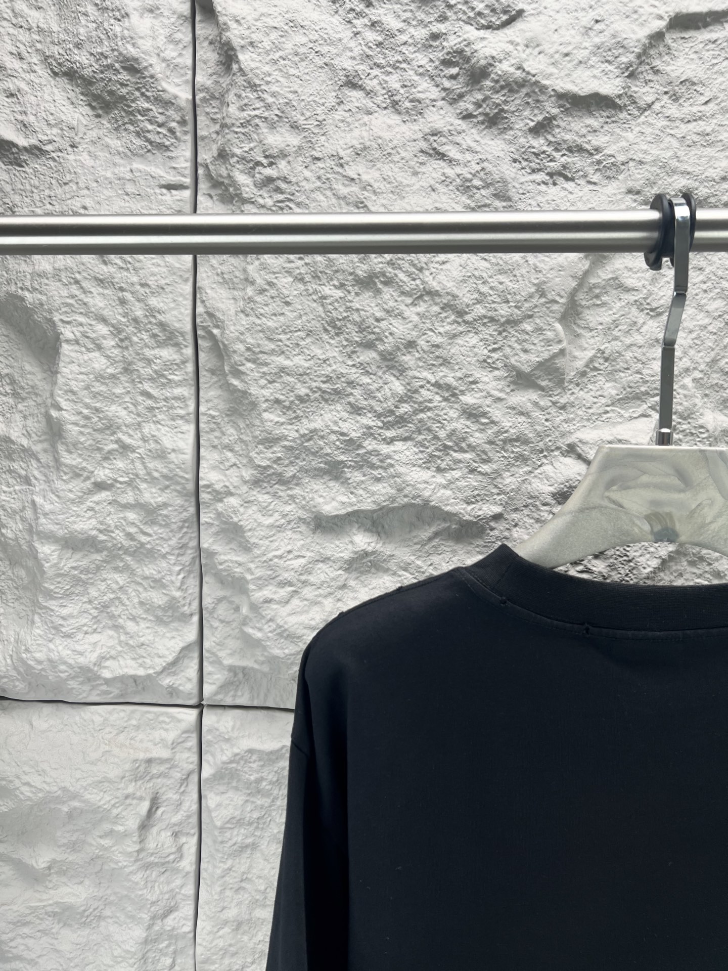 Balenciaga BALENCI*GA 铁塔闪电印花T恤 本品采用重磅精梳纯棉面料经预缩水处理 触感厚实挺括 宽松落肩版型贴合街头潮流风格 兼顾舒适与造型感 正面印花采用胶印结合做旧磨边工艺 先以高饱和度油墨还原蓝色闪电与埃菲尔铁塔轮廓