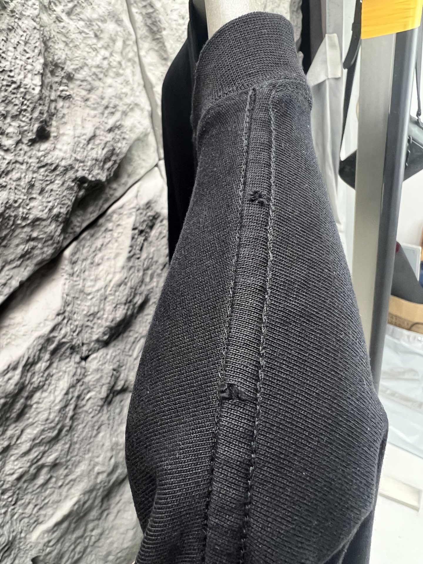 Balenciaga BALENCI*GA 铁塔闪电印花T恤 本品采用重磅精梳纯棉面料经预缩水处理 触感厚实挺括 宽松落肩版型贴合街头潮流风格 兼顾舒适与造型感 正面印花采用胶印结合做旧磨边工艺 先以高饱和度油墨还原蓝色闪电与埃菲尔铁塔轮廓