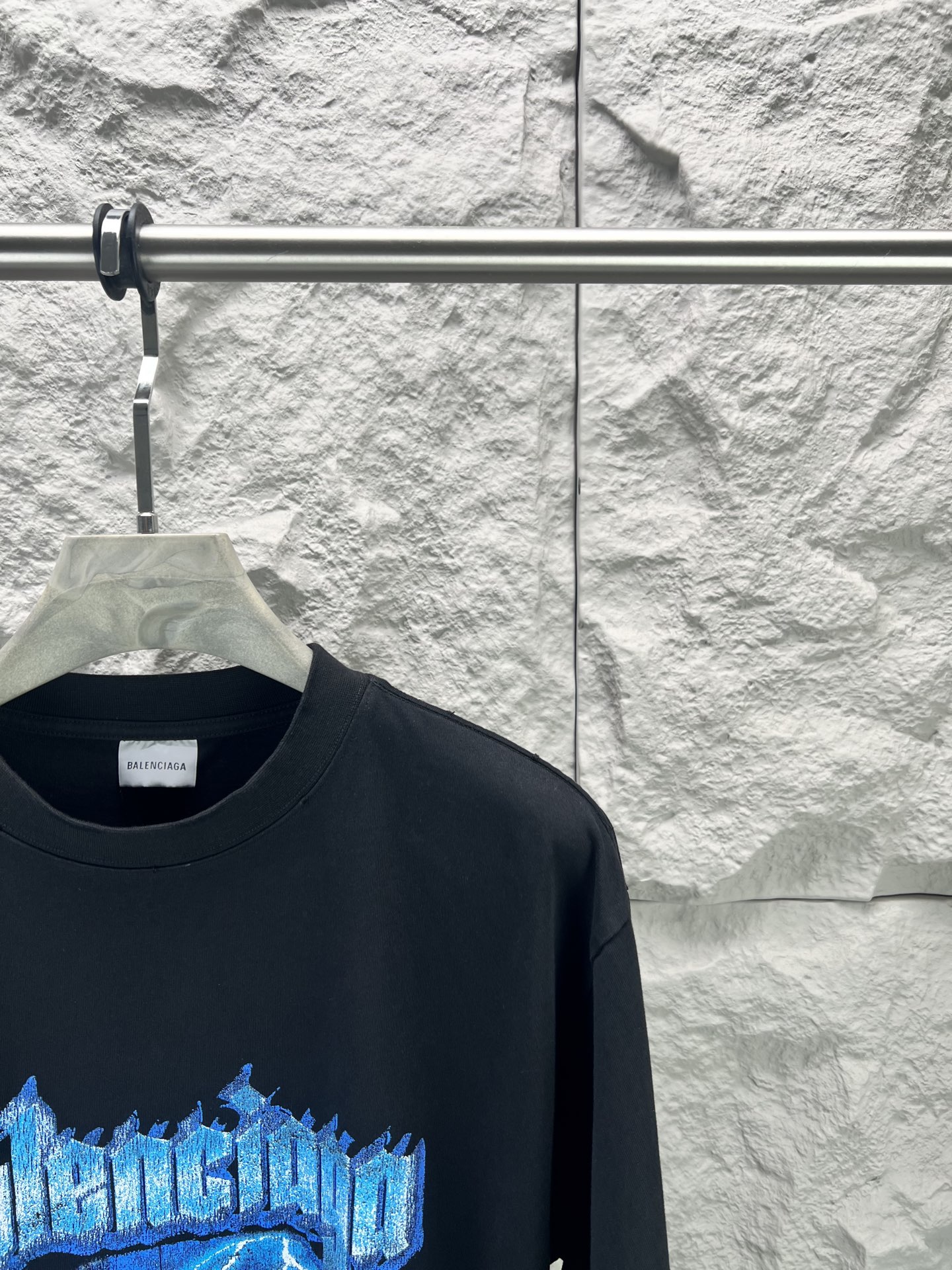Balenciaga BALENCI*GA 铁塔闪电印花T恤 本品采用重磅精梳纯棉面料经预缩水处理 触感厚实挺括 宽松落肩版型贴合街头潮流风格 兼顾舒适与造型感 正面印花采用胶印结合做旧磨边工艺 先以高饱和度油墨还原蓝色闪电与埃菲尔铁塔轮廓