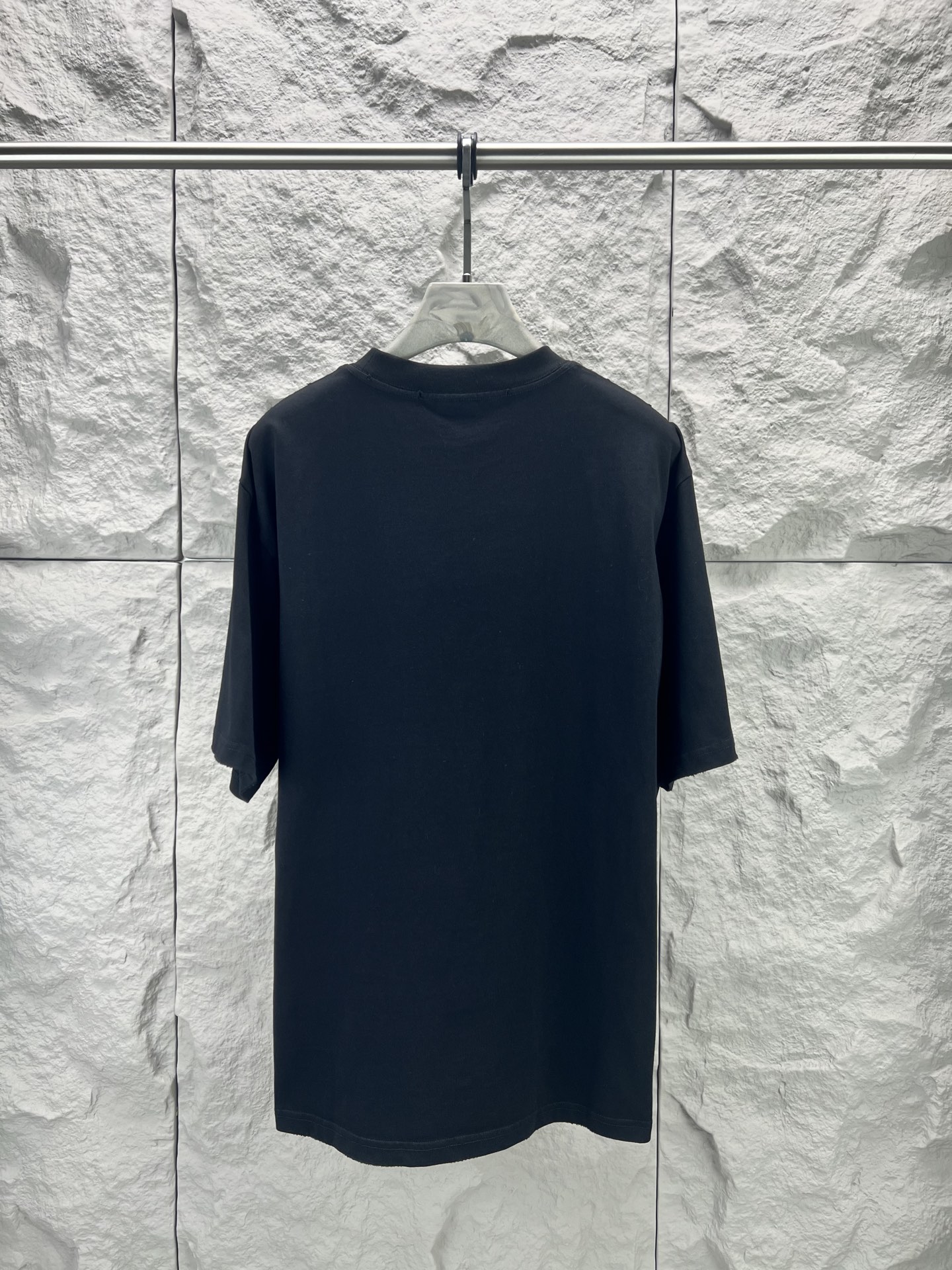 Balenciaga BALENCI*GA 铁塔闪电印花T恤 本品采用重磅精梳纯棉面料经预缩水处理 触感厚实挺括 宽松落肩版型贴合街头潮流风格 兼顾舒适与造型感 正面印花采用胶印结合做旧磨边工艺 先以高饱和度油墨还原蓝色闪电与埃菲尔铁塔轮廓