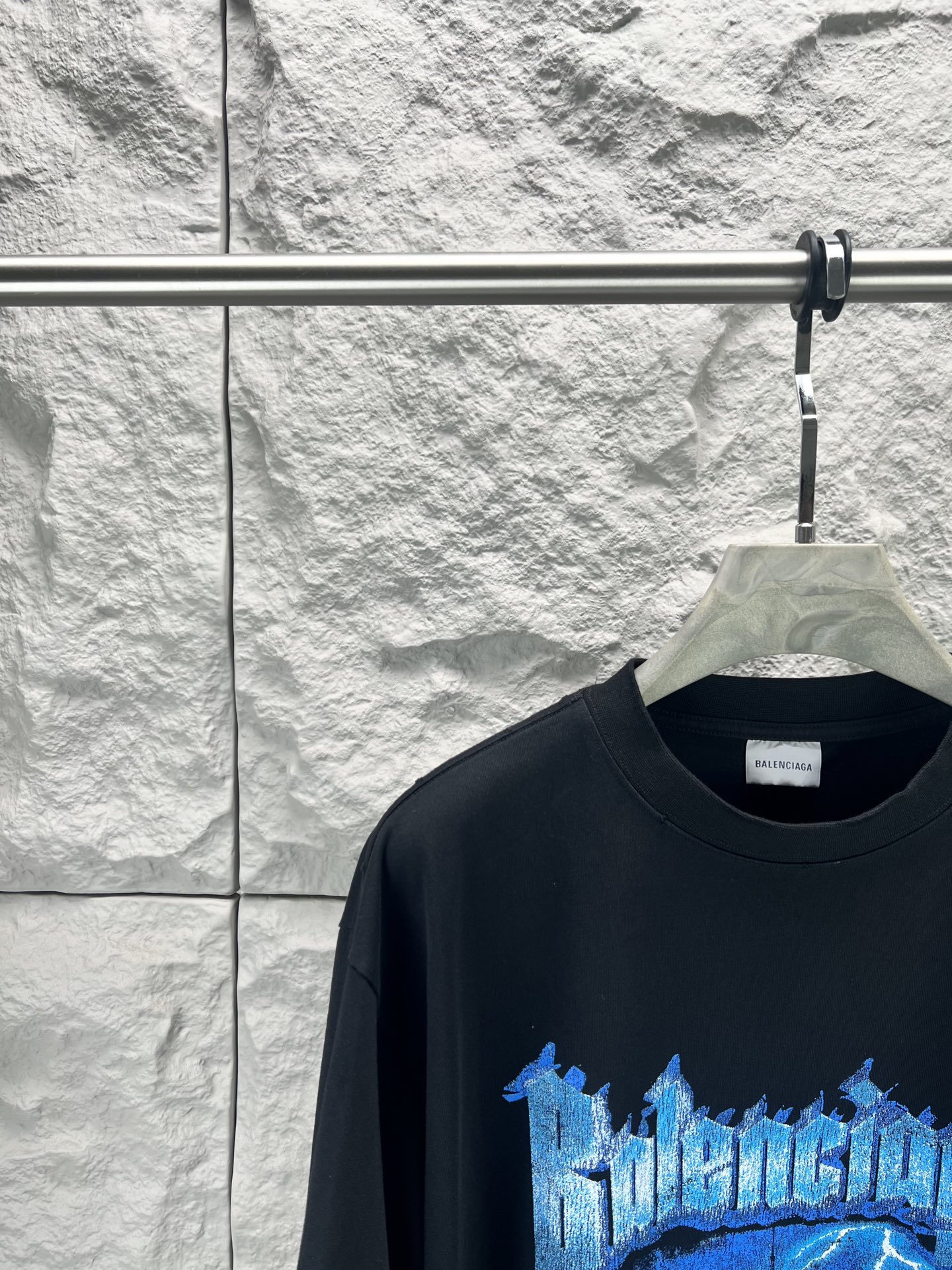 Balenciaga BALENCI*GA 铁塔闪电印花T恤 本品采用重磅精梳纯棉面料经预缩水处理 触感厚实挺括 宽松落肩版型贴合街头潮流风格 兼顾舒适与造型感 正面印花采用胶印结合做旧磨边工艺 先以高饱和度油墨还原蓝色闪电与埃菲尔铁塔轮廓