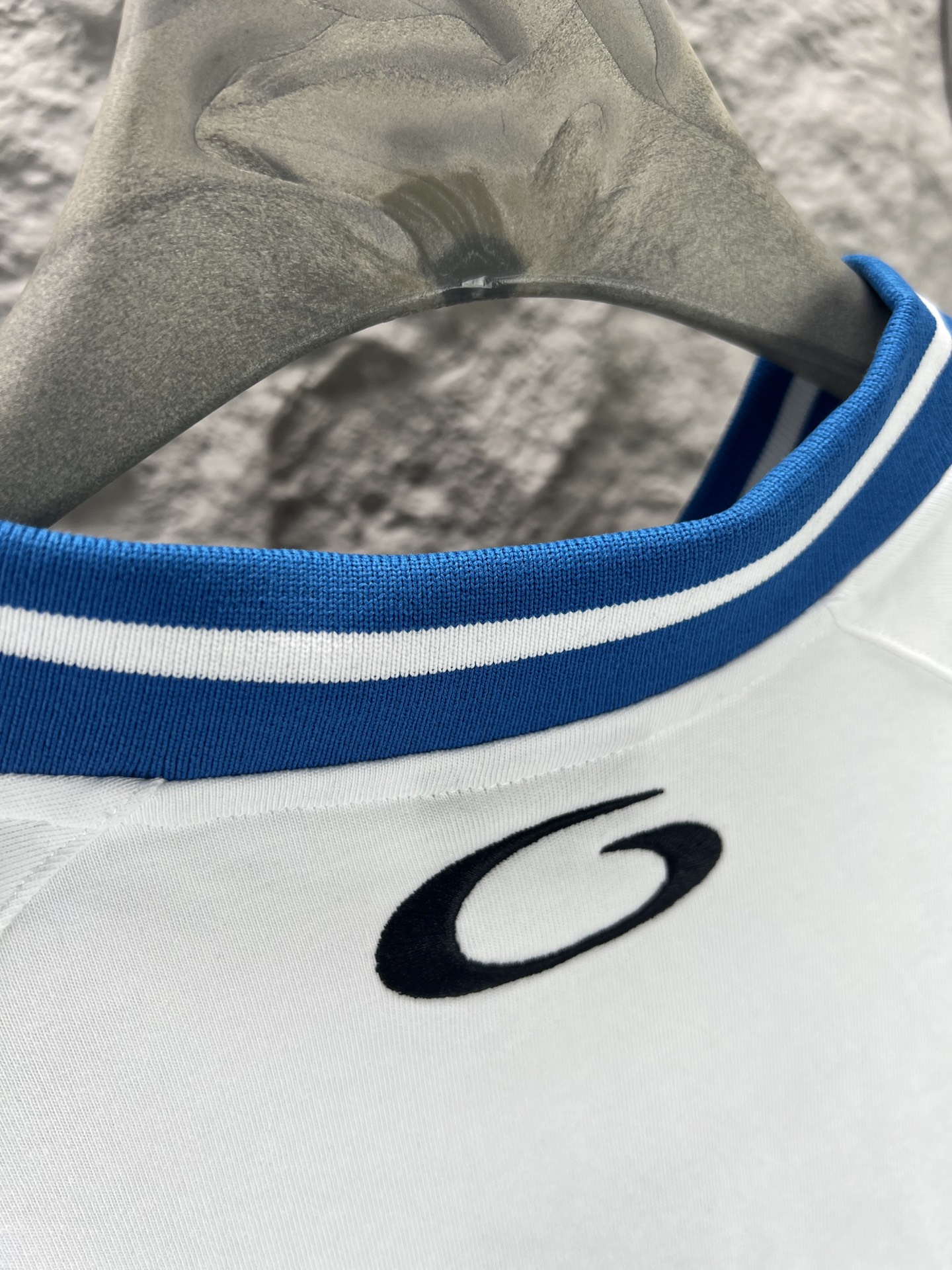 Balenciaga BALENCI*GA × NBA SS26联名T恤 采用科技网眼面料 经透气排汗工艺处理 兼具运动功能性与 廓形 衣身主体为黑色 肩部与袖口拼接撞色饰带 采用精密车缝工艺 线条利落 正面“BALENCIAGA”字样与数字“10”采用立体植绒或贴布绣工艺 边缘锁边牢固 不易脱线 领口为罗纹圆领 采用高弹氨纶混纺材质 久穿不易变形 下摆与袖口采用双针锁边工艺 提升整体耐用性 衣身印有NBA 标识 采用环保胶印工艺 图案清晰牢固 整体设计融合高端时装与运动元素 兼顾舒适穿着与视觉张力 适合潮流穿搭与收藏 整体走线平直细腻 面料舒适柔软 颜色一致无色差 能与同款搭配营造 造型 驾驭各种场合 定制辅料 三标齐全