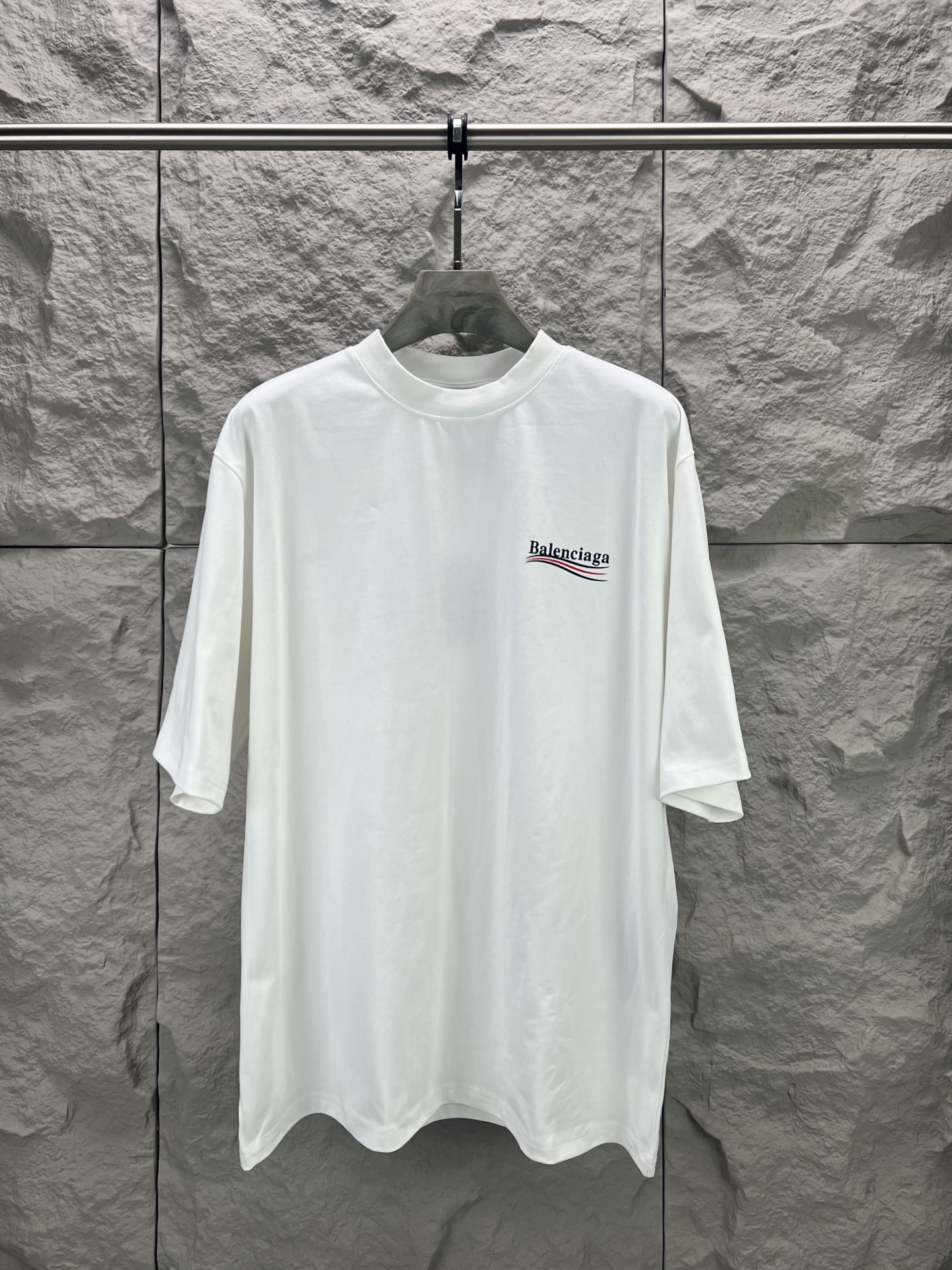 Balenciaga BALENCI*GA 巴黎可乐印花短袖 采用进口机器织造而成 布面纹路及毛圈的独特性创造出完美的成衣效果 搭配320克1*1罗纹04色环保定染面料 螺纹同缸无色差 前幅字母印花主要平面设计元素 由环保胶浆材质 机械化印花工艺 机械印花精度高