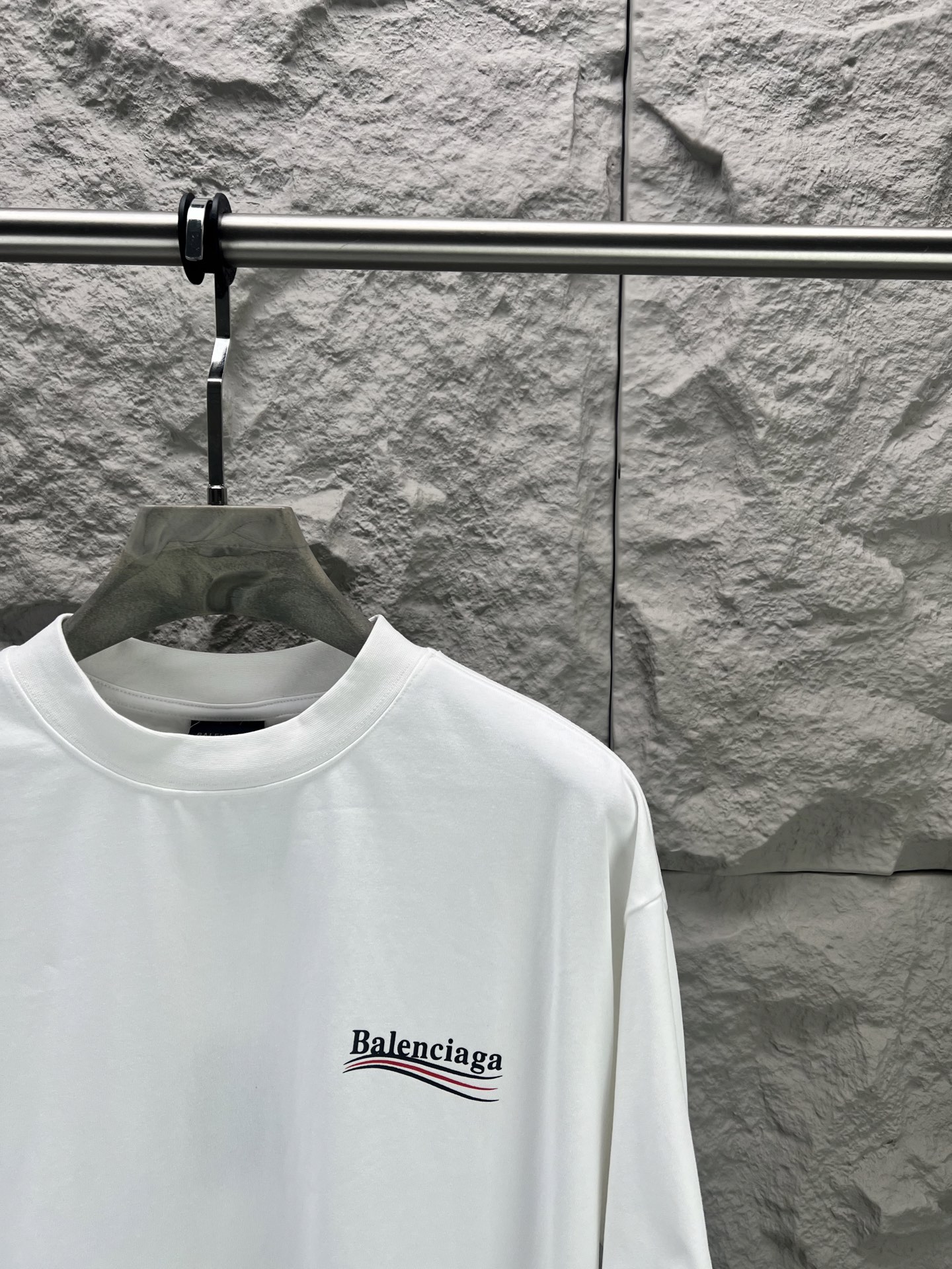 Balenciaga BALENCI*GA 巴黎可乐印花短袖 采用进口机器织造而成 布面纹路及毛圈的独特性创造出完美的成衣效果 搭配320克1*1罗纹04色环保定染面料 螺纹同缸无色差 前幅字母印花主要平面设计元素 由环保胶浆材质 机械化印花工艺 机械印花精度高