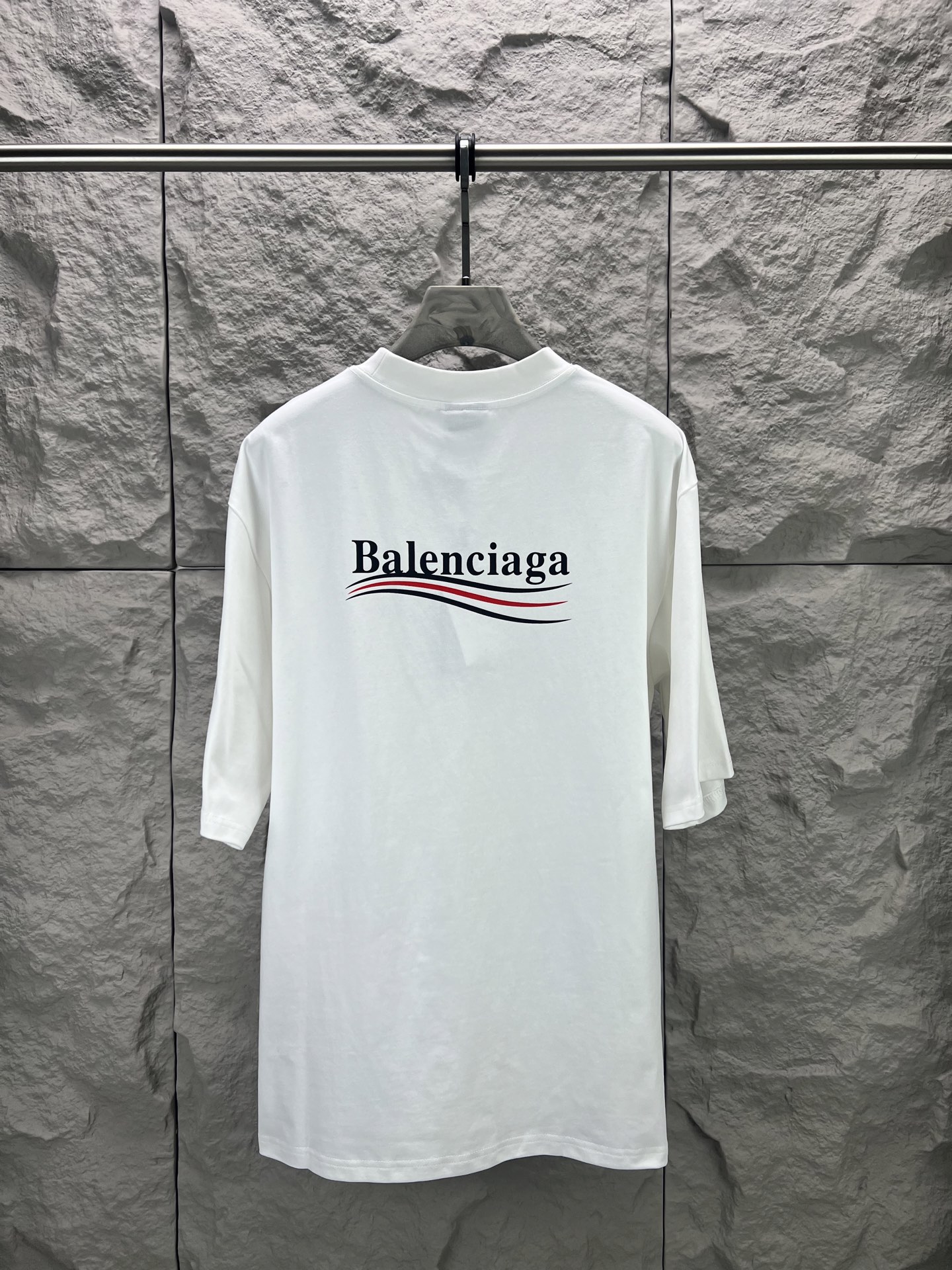 Balenciaga BALENCI*GA 巴黎可乐印花短袖 采用进口机器织造而成 布面纹路及毛圈的独特性创造出完美的成衣效果 搭配320克1*1罗纹04色环保定染面料 螺纹同缸无色差 前幅字母印花主要平面设计元素 由环保胶浆材质 机械化印花工艺 机械印花精度高