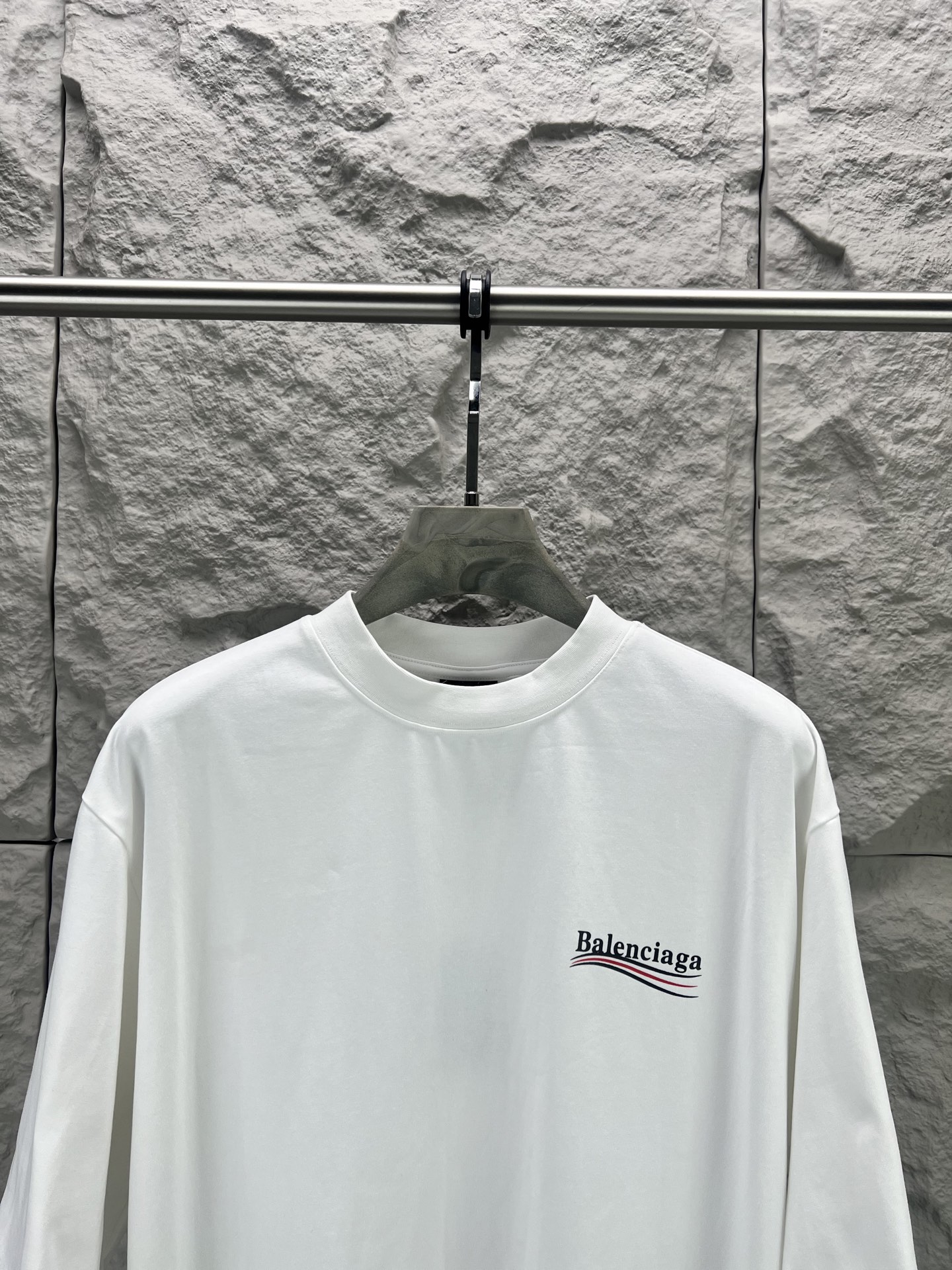 Balenciaga BALENCI*GA 巴黎可乐印花短袖 采用进口机器织造而成 布面纹路及毛圈的独特性创造出完美的成衣效果 搭配320克1*1罗纹04色环保定染面料 螺纹同缸无色差 前幅字母印花主要平面设计元素 由环保胶浆材质 机械化印花工艺 机械印花精度高