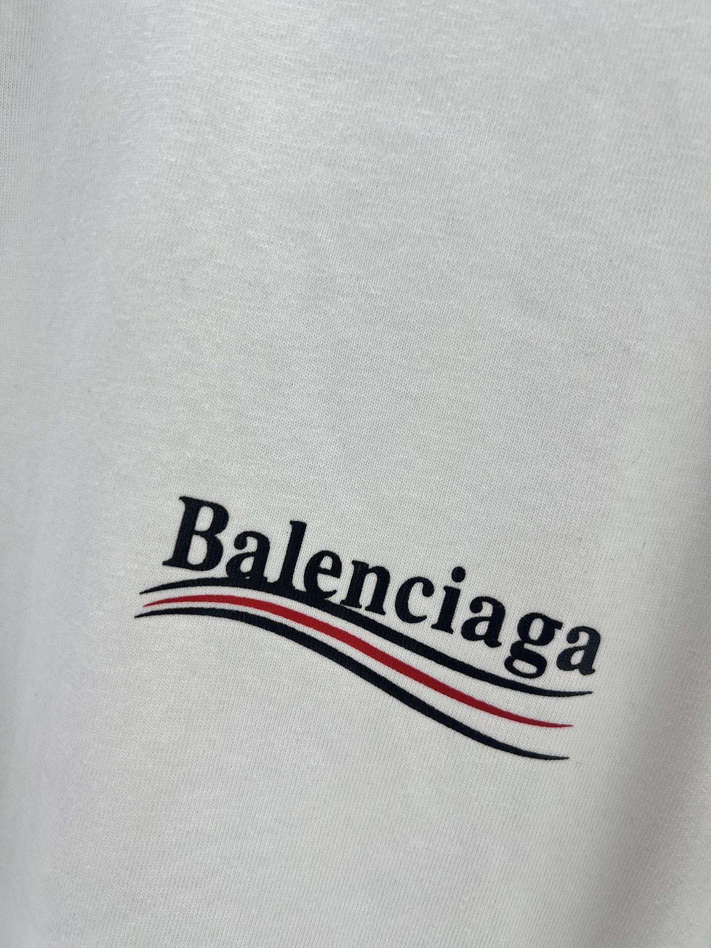 Balenciaga BALENCI*GA 巴黎可乐印花短袖 采用进口机器织造而成 布面纹路及毛圈的独特性创造出完美的成衣效果 搭配320克1*1罗纹04色环保定染面料 螺纹同缸无色差 前幅字母印花主要平面设计元素 由环保胶浆材质 机械化印花工艺 机械印花精度高