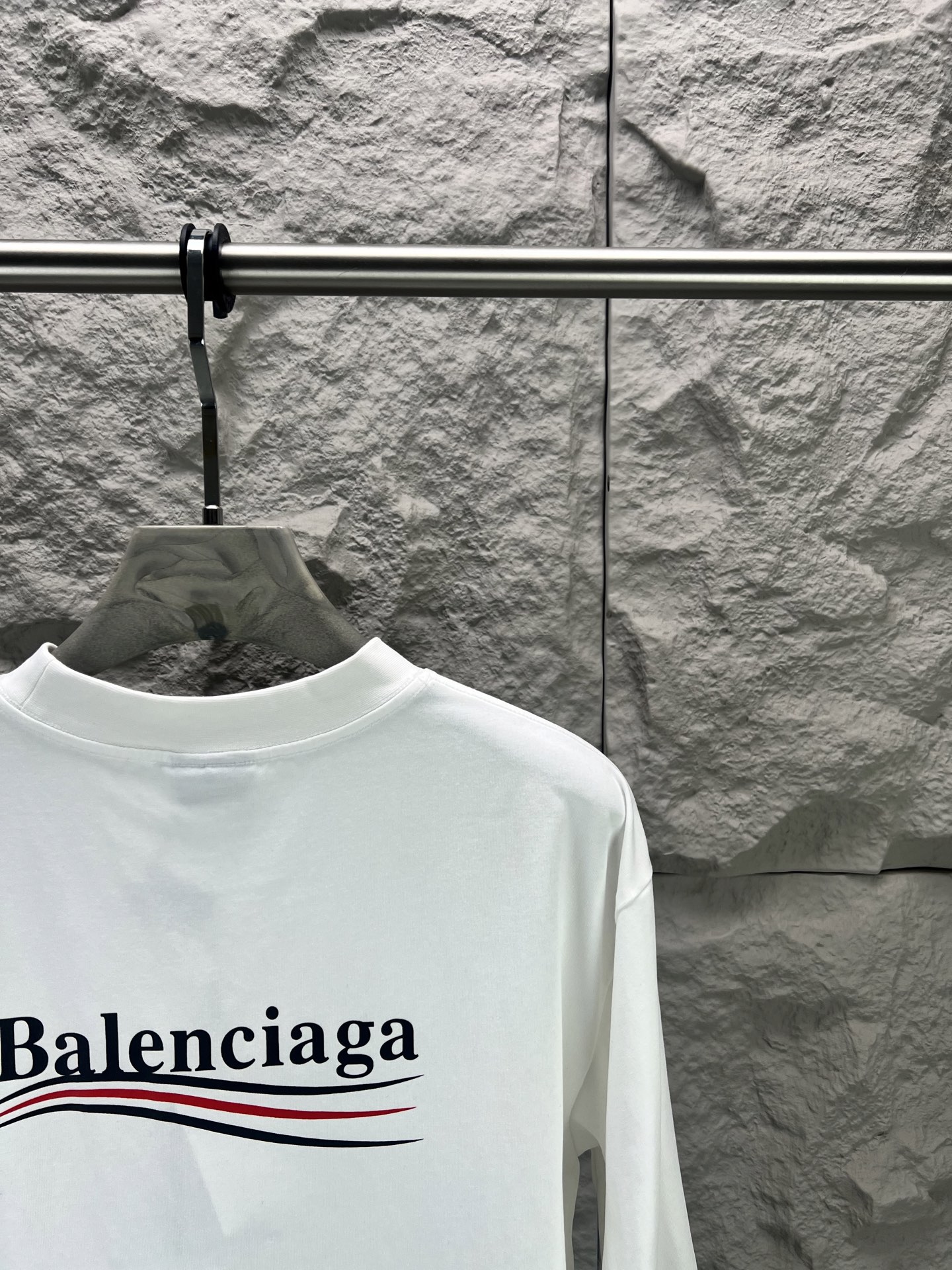 Balenciaga BALENCI*GA 巴黎可乐印花短袖 采用进口机器织造而成 布面纹路及毛圈的独特性创造出完美的成衣效果 搭配320克1*1罗纹04色环保定染面料 螺纹同缸无色差 前幅字母印花主要平面设计元素 由环保胶浆材质 机械化印花工艺 机械印花精度高