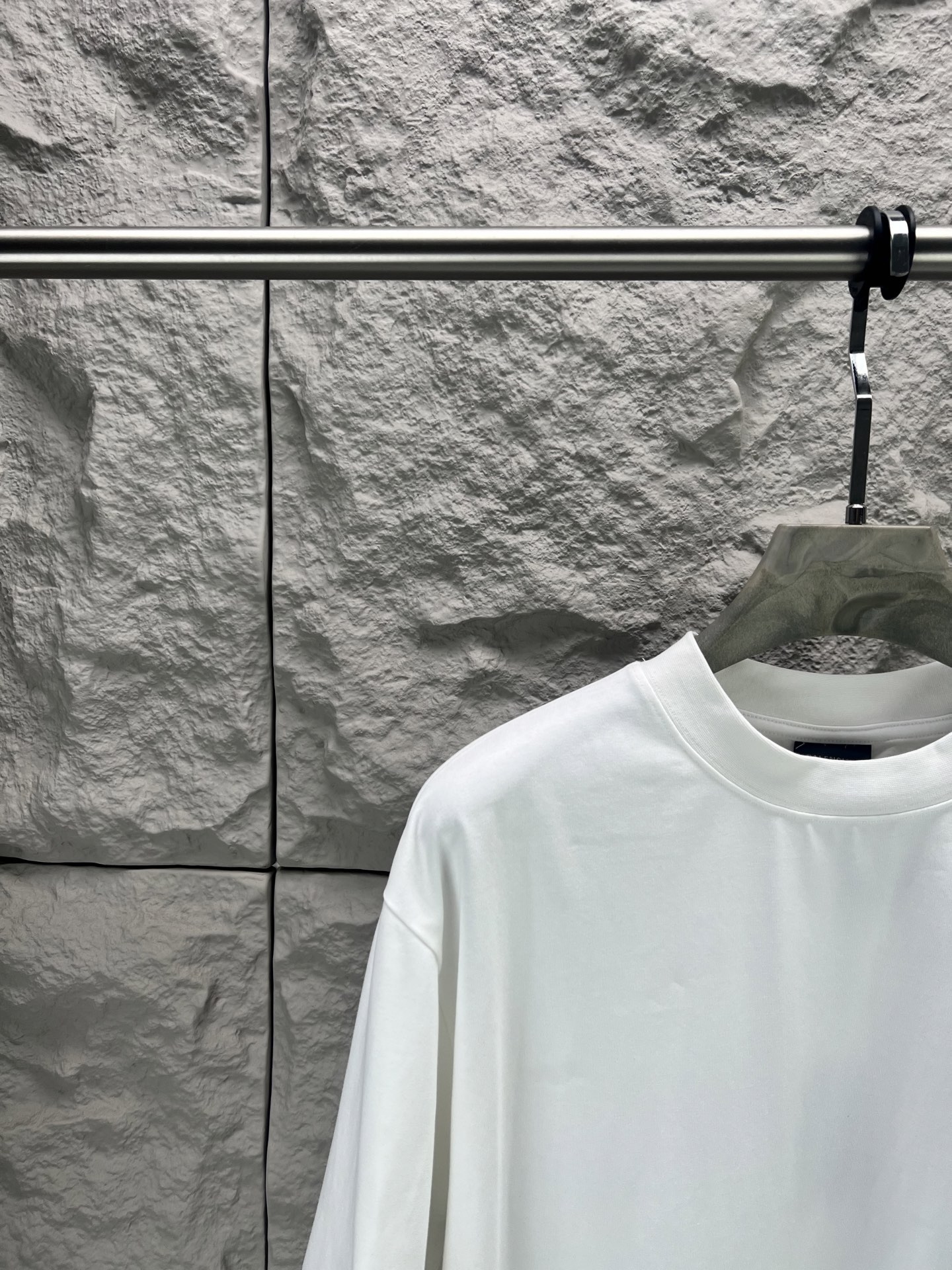 Balenciaga BALENCI*GA 巴黎可乐印花短袖 采用进口机器织造而成 布面纹路及毛圈的独特性创造出完美的成衣效果 搭配320克1*1罗纹04色环保定染面料 螺纹同缸无色差 前幅字母印花主要平面设计元素 由环保胶浆材质 机械化印花工艺 机械印花精度高