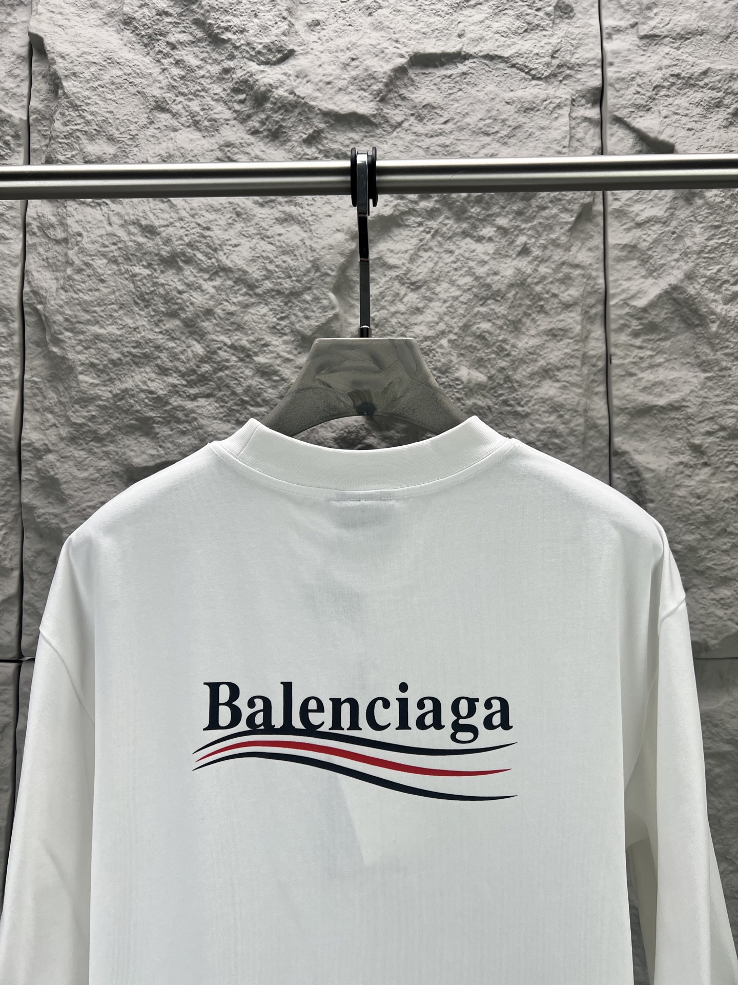 Balenciaga BALENCI*GA 巴黎可乐印花短袖 采用进口机器织造而成 布面纹路及毛圈的独特性创造出完美的成衣效果 搭配320克1*1罗纹04色环保定染面料 螺纹同缸无色差 前幅字母印花主要平面设计元素 由环保胶浆材质 机械化印花工艺 机械印花精度高