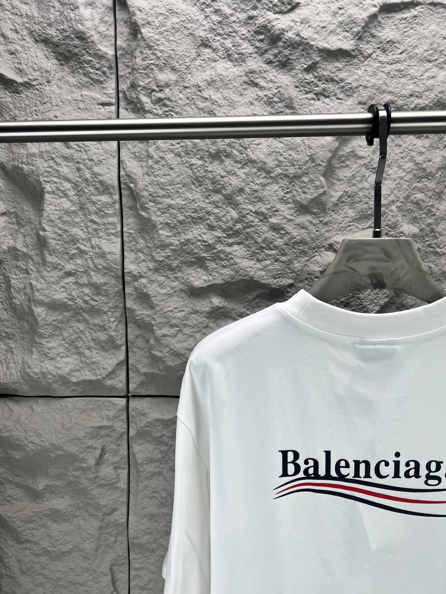 Balenciaga BALENCI*GA 巴黎可乐印花短袖 采用进口机器织造而成 布面纹路及毛圈的独特性创造出完美的成衣效果 搭配320克1*1罗纹04色环保定染面料 螺纹同缸无色差 前幅字母印花主要平面设计元素 由环保胶浆材质 机械化印花工艺 机械印花精度高