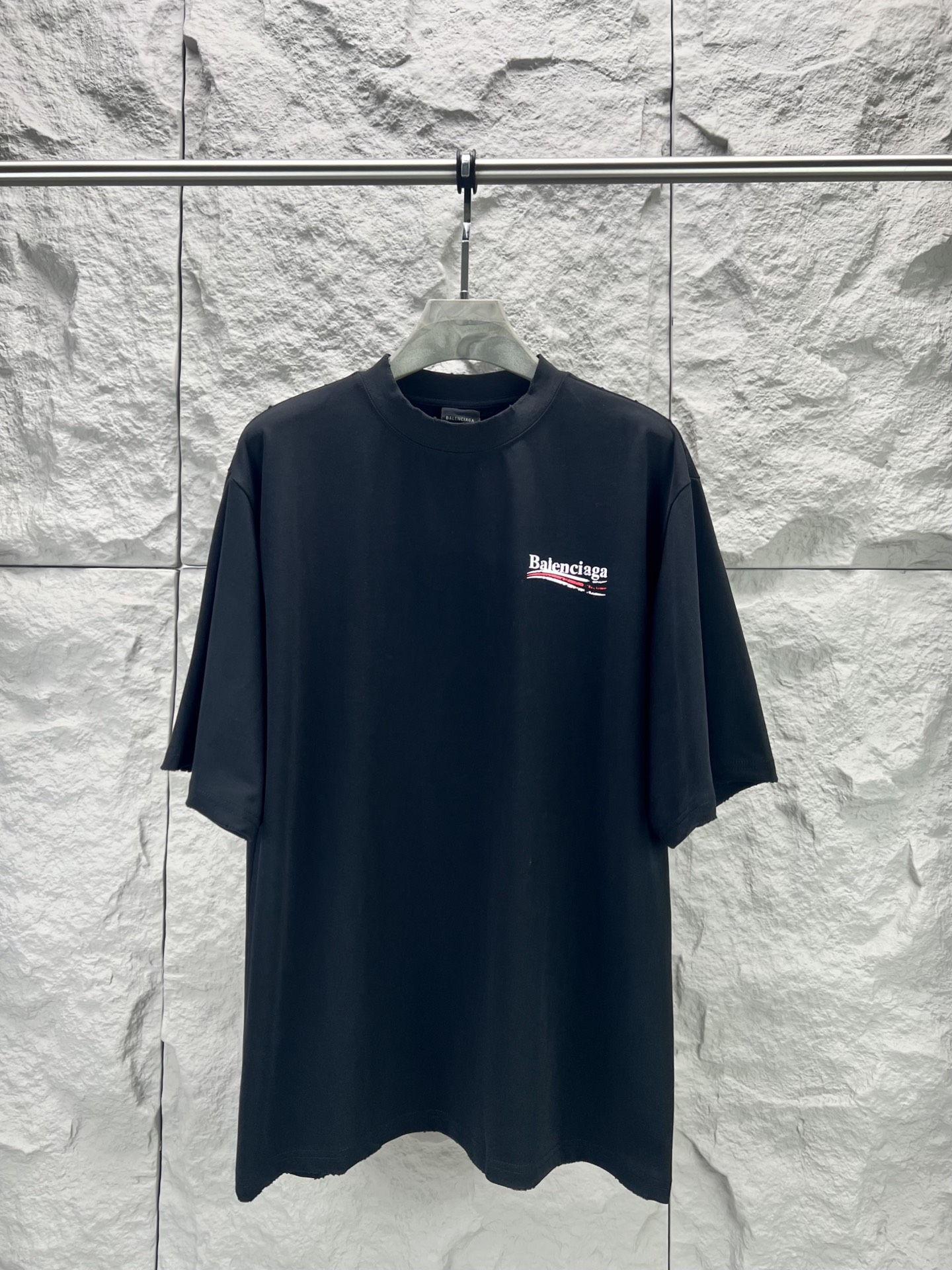 Balenciaga BALENCI*GA 巴黎可乐印花短袖 采用进口机器织造而成 布面纹路及毛圈的独特性创造出完美的成衣效果 搭配320克1*1罗纹04色环保定染面料 螺纹同缸无色差 前幅字母印花主要平面设计元素 由环保胶浆材质 机械化印花工艺 机械印花精度高