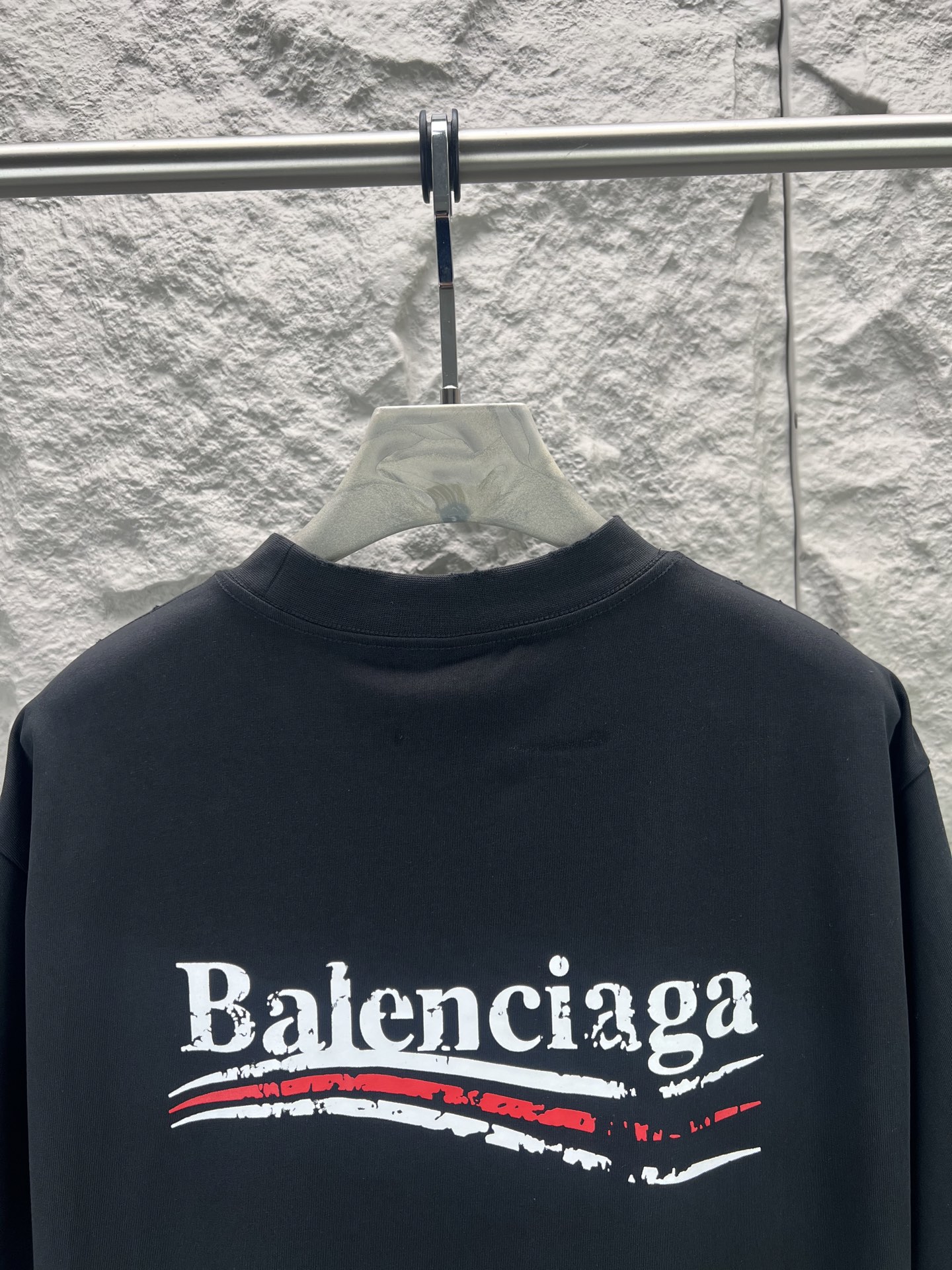Balenciaga BALENCI*GA 巴黎可乐印花短袖 采用进口机器织造而成 布面纹路及毛圈的独特性创造出完美的成衣效果 搭配320克1*1罗纹04色环保定染面料 螺纹同缸无色差 前幅字母印花主要平面设计元素 由环保胶浆材质 机械化印花工艺 机械印花精度高