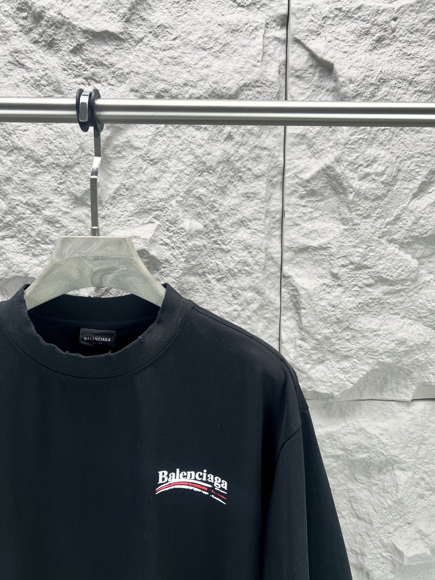 Balenciaga BALENCI*GA 巴黎可乐印花短袖 采用进口机器织造而成 布面纹路及毛圈的独特性创造出完美的成衣效果 搭配320克1*1罗纹04色环保定染面料 螺纹同缸无色差 前幅字母印花主要平面设计元素 由环保胶浆材质 机械化印花工艺 机械印花精度高