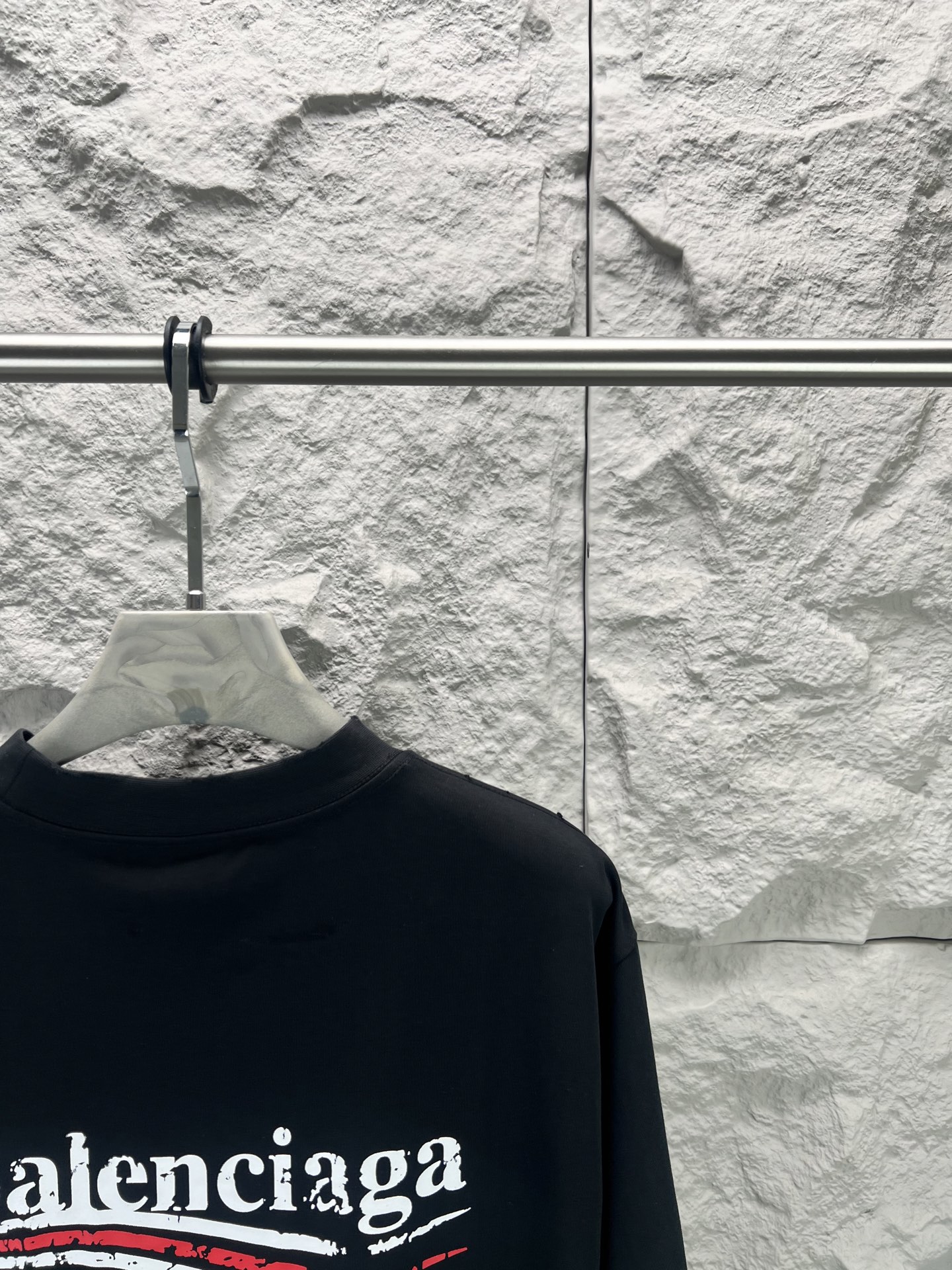 Balenciaga BALENCI*GA 巴黎可乐印花短袖 采用进口机器织造而成 布面纹路及毛圈的独特性创造出完美的成衣效果 搭配320克1*1罗纹04色环保定染面料 螺纹同缸无色差 前幅字母印花主要平面设计元素 由环保胶浆材质 机械化印花工艺 机械印花精度高