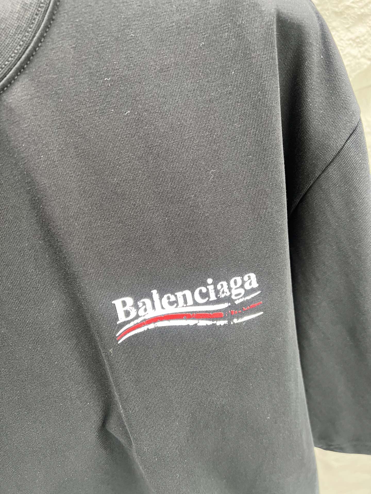 Balenciaga BALENCI*GA 巴黎可乐印花短袖 采用进口机器织造而成 布面纹路及毛圈的独特性创造出完美的成衣效果 搭配320克1*1罗纹04色环保定染面料 螺纹同缸无色差 前幅字母印花主要平面设计元素 由环保胶浆材质 机械化印花工艺 机械印花精度高