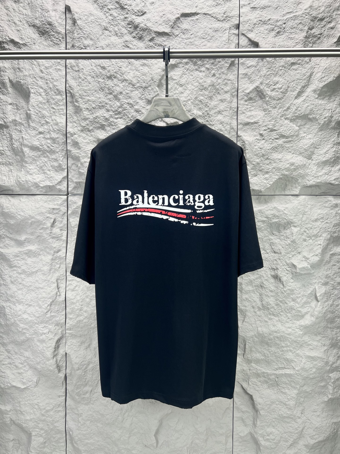 Balenciaga BALENCI*GA 巴黎可乐印花短袖 采用进口机器织造而成 布面纹路及毛圈的独特性创造出完美的成衣效果 搭配320克1*1罗纹04色环保定染面料 螺纹同缸无色差 前幅字母印花主要平面设计元素 由环保胶浆材质 机械化印花工艺 机械印花精度高