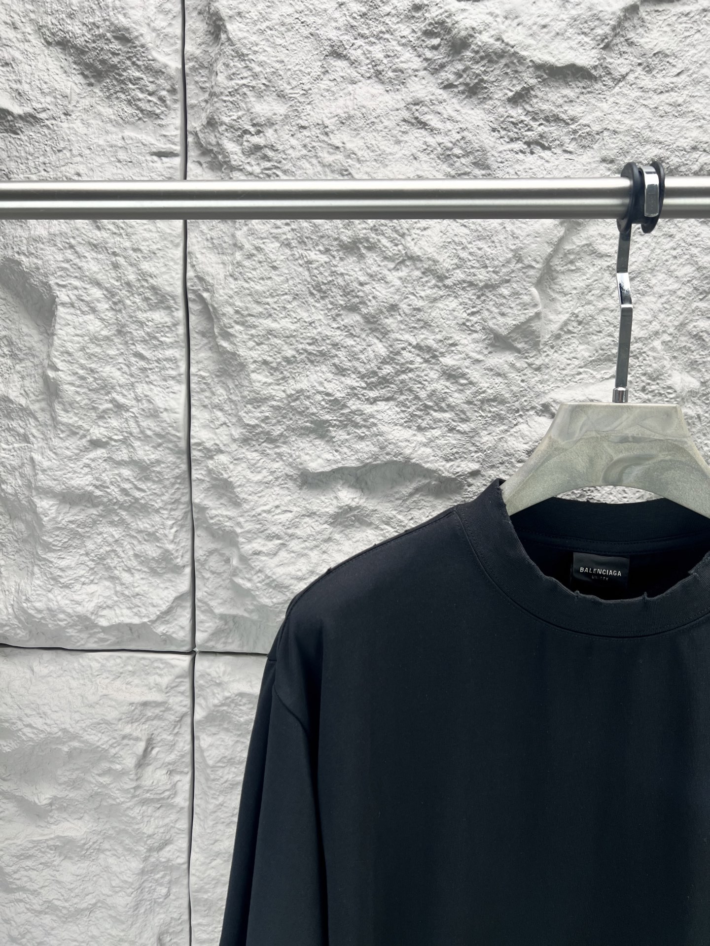 Balenciaga BALENCI*GA 巴黎可乐印花短袖 采用进口机器织造而成 布面纹路及毛圈的独特性创造出完美的成衣效果 搭配320克1*1罗纹04色环保定染面料 螺纹同缸无色差 前幅字母印花主要平面设计元素 由环保胶浆材质 机械化印花工艺 机械印花精度高