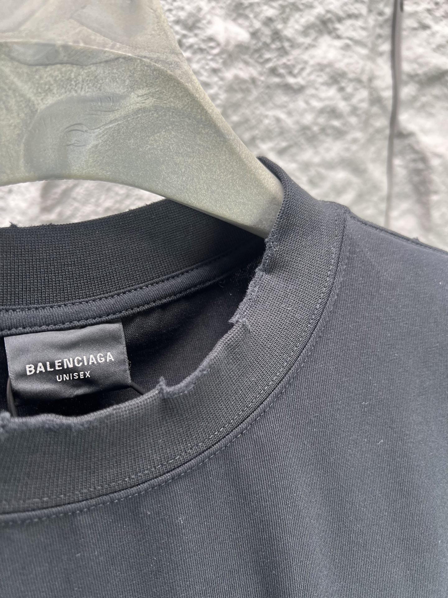 Balenciaga BALENCI*GA 巴黎可乐印花短袖 采用进口机器织造而成 布面纹路及毛圈的独特性创造出完美的成衣效果 搭配320克1*1罗纹04色环保定染面料 螺纹同缸无色差 前幅字母印花主要平面设计元素 由环保胶浆材质 机械化印花工艺 机械印花精度高