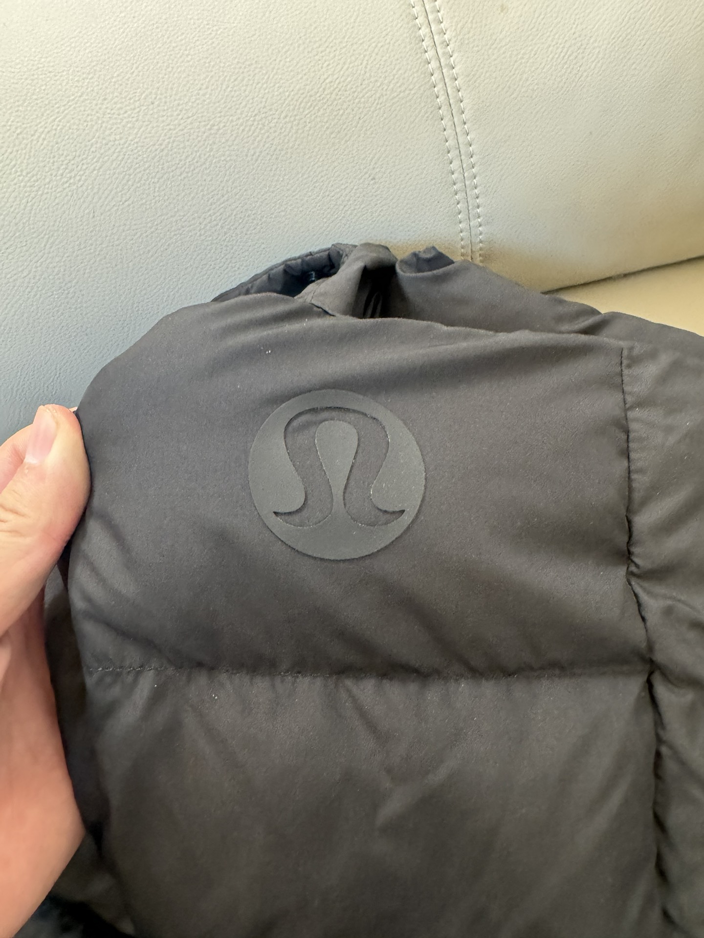 P450 Lululemon五格收腰羽绒服 
新品 LW4BTOS女款#lululemon羽绒服 设计理念： 这款温暖的羽绒外套伴你度过寒冬；下摆可调节，按 需造型，同时锁住热量，不怕寒风 面料+特点： SoftMatteTM面料可挡风，超轻，面料超细腻，不 易被水沾湿 90%鹅绒填充 600蓬松度鹅绒填充，轻盈温暖 可拆卸连帽设计 可调节下摆设计 外侧拉链口袋，内置隐藏式手机袋 腰身可调节，有曲线的效果 袖口和帽子Logo采用硅胶材质，立体感和质感显著 增强，是这款衣服最大卖点之一，硅胶工艺是近几年 兴起的服装热门印花选项，我们采用的是进口热硅胶 模板进行制作，最大的优点是因其优异的环保性和上 佳的品质 内侧口袋，存放所需品宽松剪裁 宽松剪裁， 蓬松设计不显臃肿 长度刚刚好 内里多道车线保证，防止面料卡在拉链上 简直设计，时尚百搭，适合亚洲人群
尺码:4-6-8
颜色:镭射紫   亚麻色    黑色