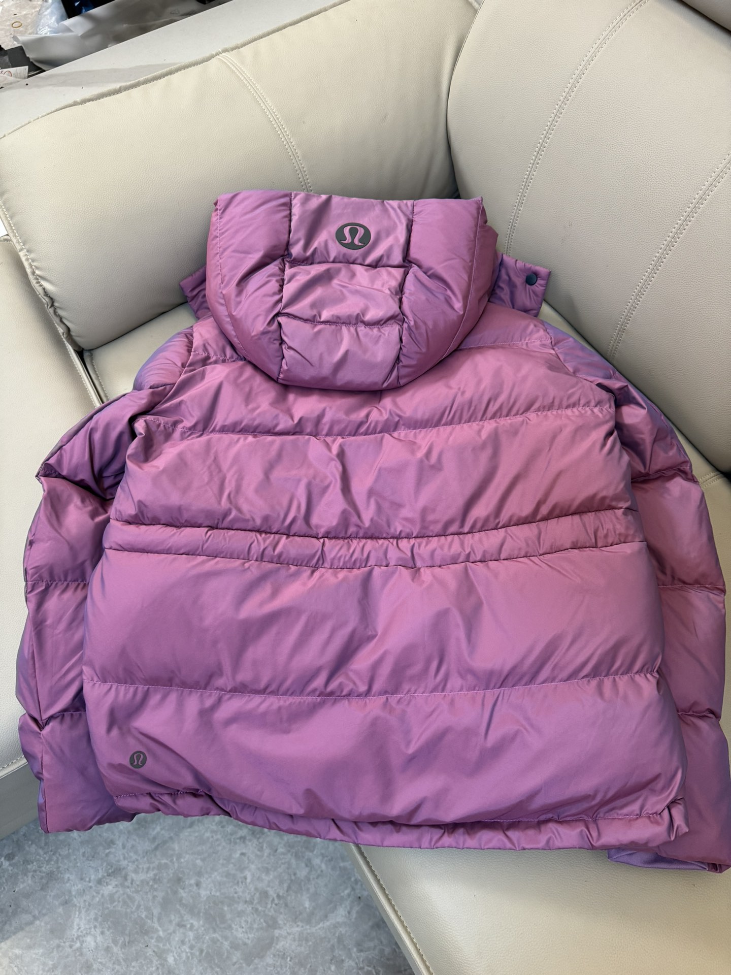 Lulemon SoftMatteTM Feather Coat: Windproof, Lightweight, Warmth. Sizes 4-6-8, Colors: Purple, Linen, Black. - 图片 3